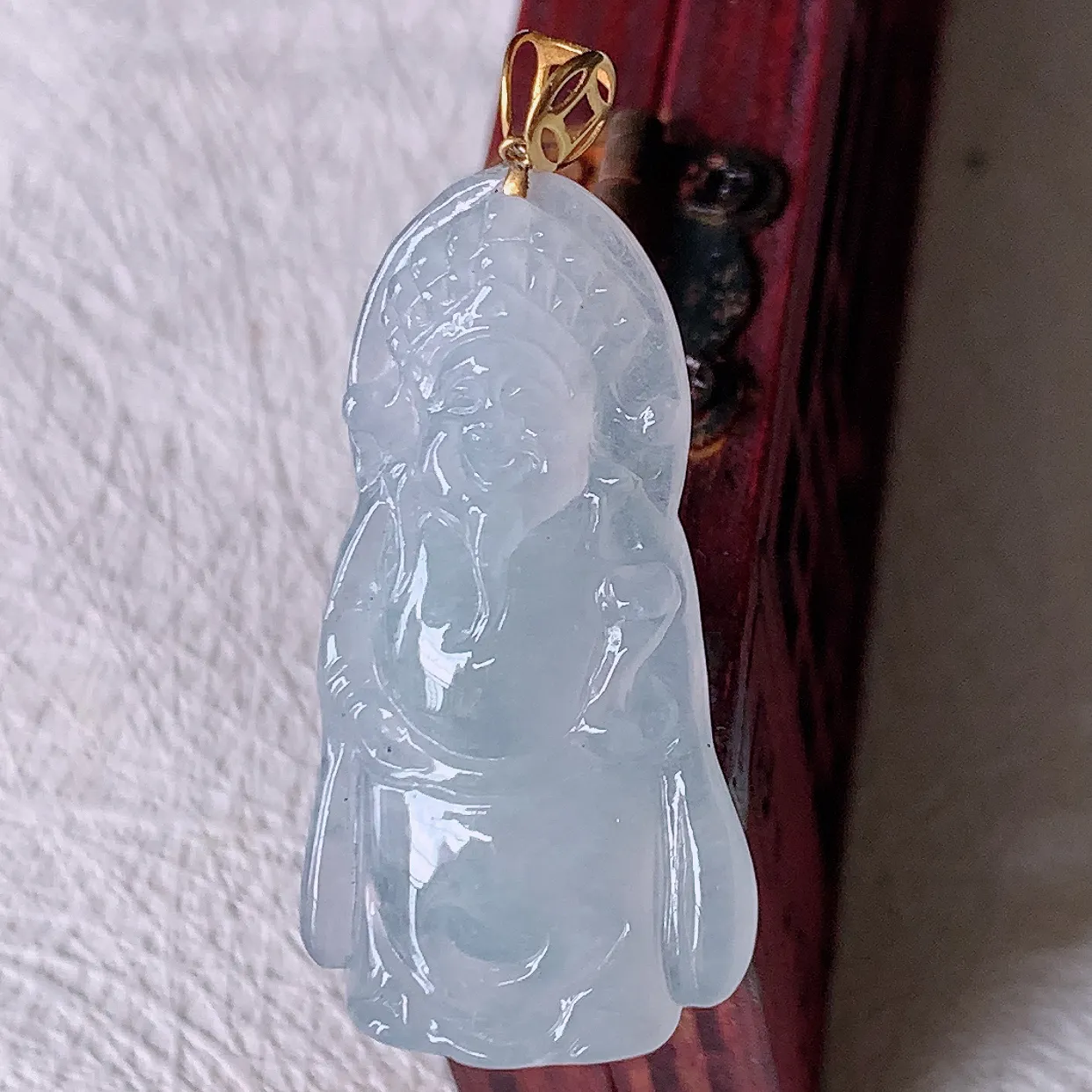 18k金镶嵌冰种翡翠财神爷吊坠，沁人心脾，精致典雅的设计，为佩戴者，增添色彩，送礼自留都是佳品选择！