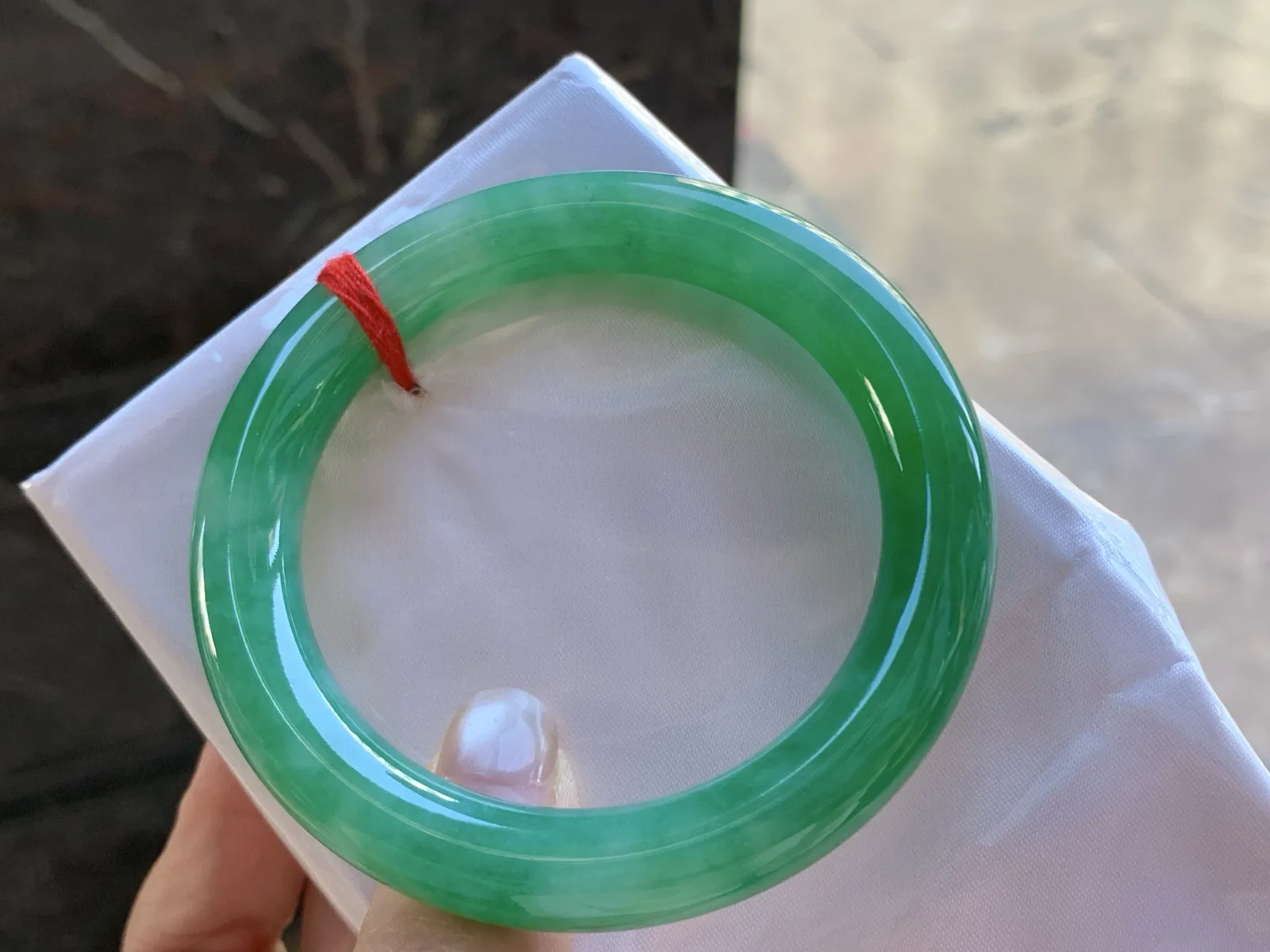 54.5-9.8

辣阳绿色圆条手镯^_^颜色鲜艳 玉质温润