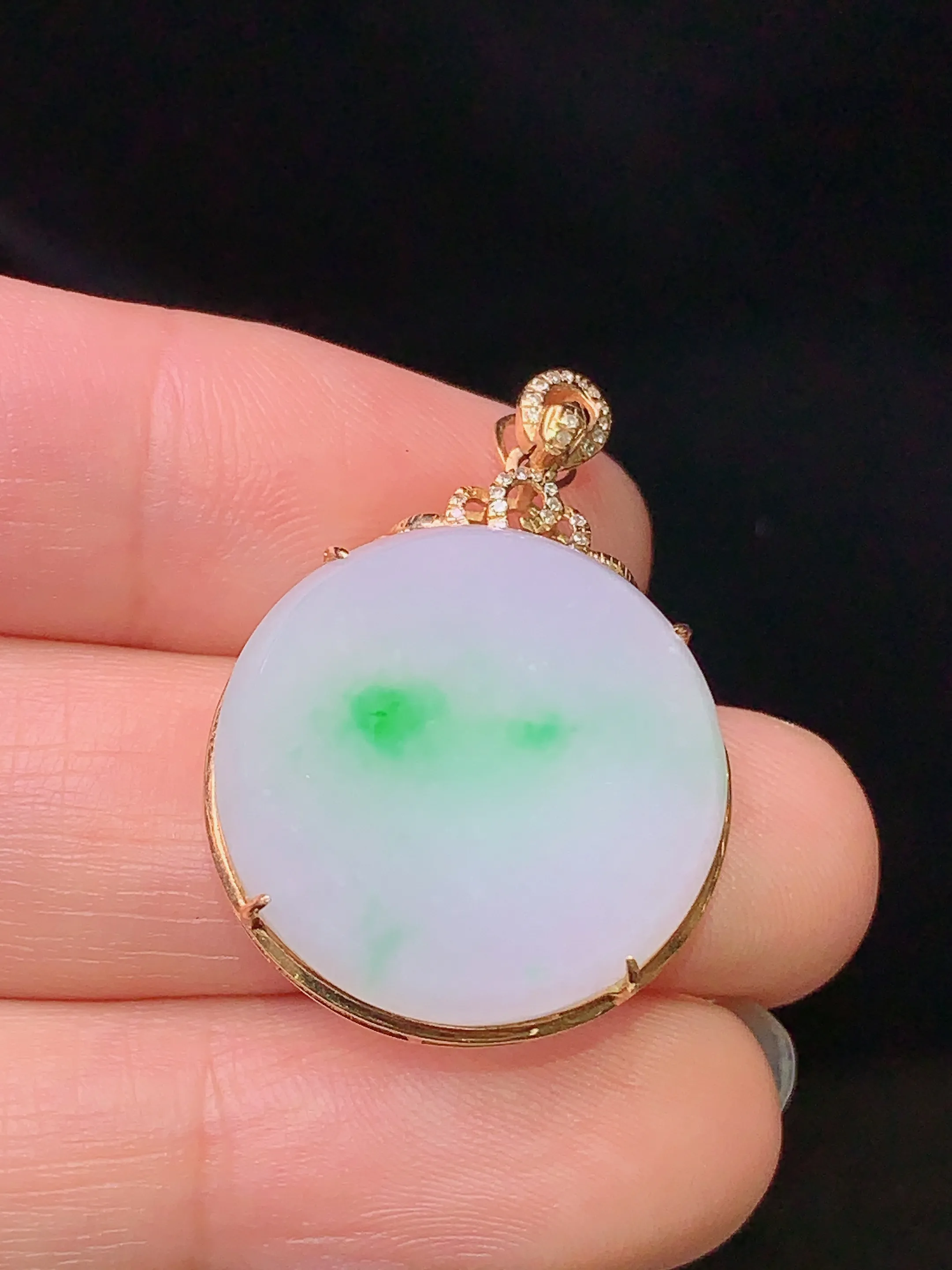 18k金钻镶嵌飘绿圆牌吊坠 玉质细腻 色泽艳丽 水润亮眼  整体尺寸28.6*20.8*7