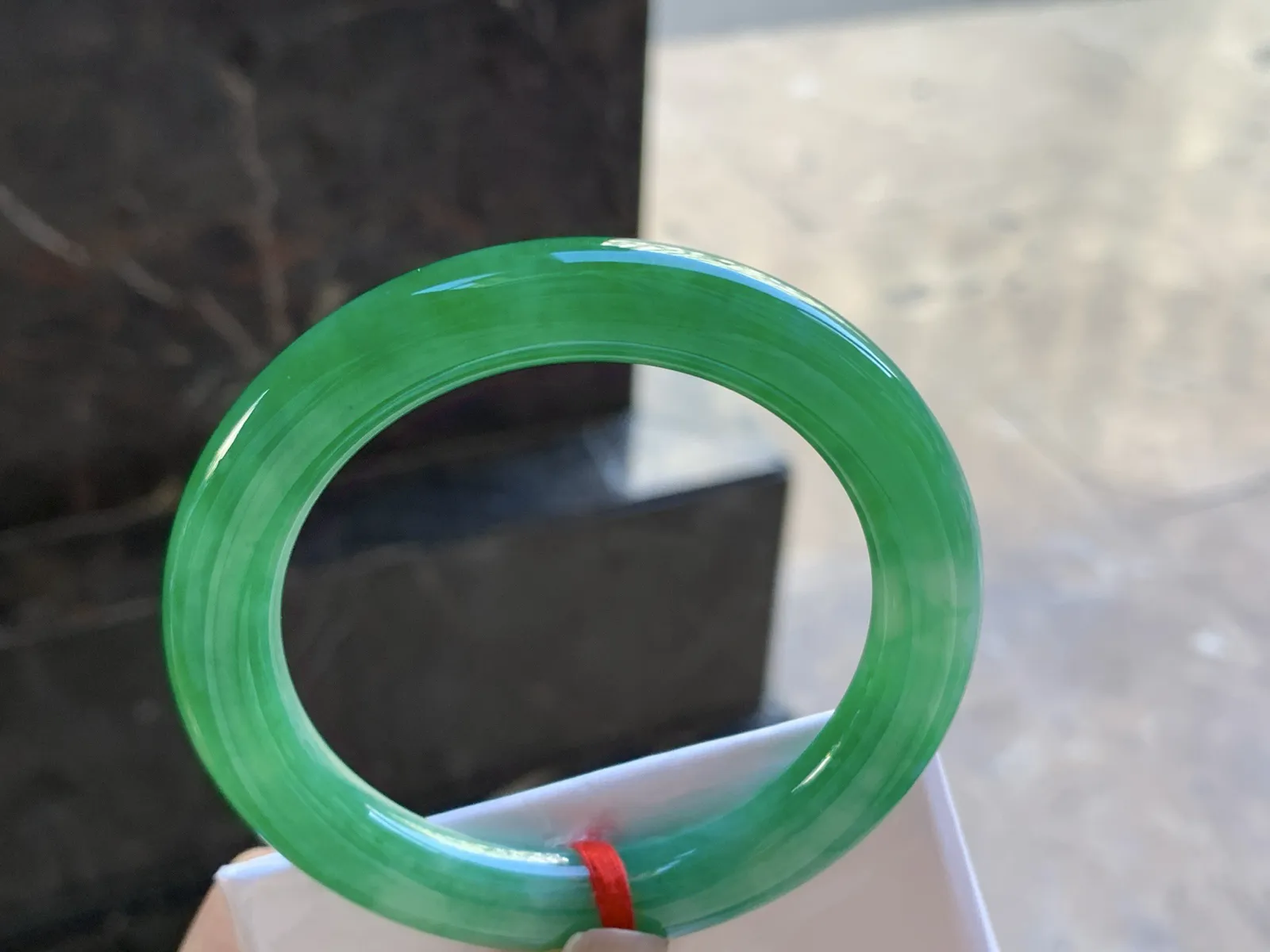 54.5-9.8

辣阳绿色圆条手镯^_^颜色鲜艳 玉质温润