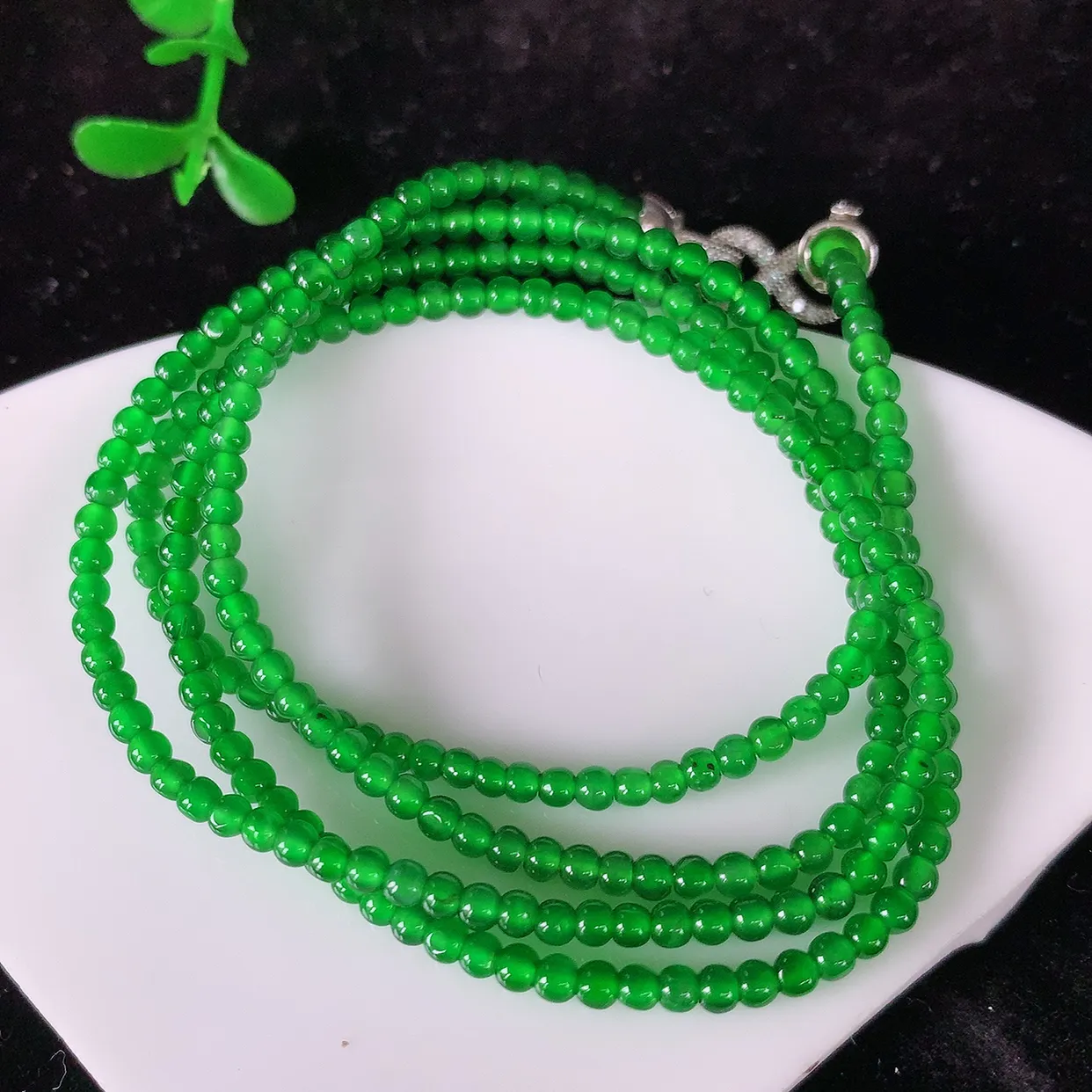 自然光实拍，冰种满色翡翠项链，翠色灵动，玉质细腻，颜色漂亮，品相佳，佩戴佳品！#81.29取一尺寸2.6mm
