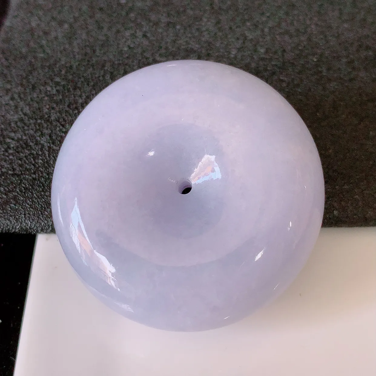 自然光实拍，大件厚装紫罗兰翡翠平安扣吊坠，形体饱满圆润，平安扣肥嘟嘟的，平平安安，平安扣种水很好，配戴精美！#05.26