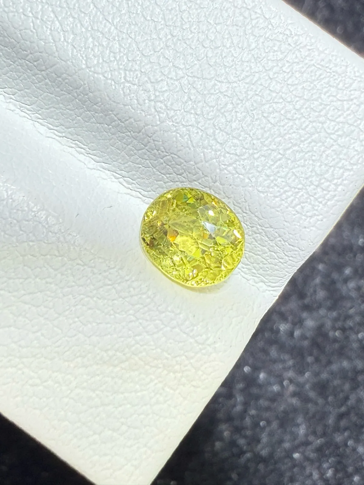 1.22ct天然马里榴石裸石，尺寸6.6*5.6*4毫米，颜色美艳 ，晶体通透，火彩足