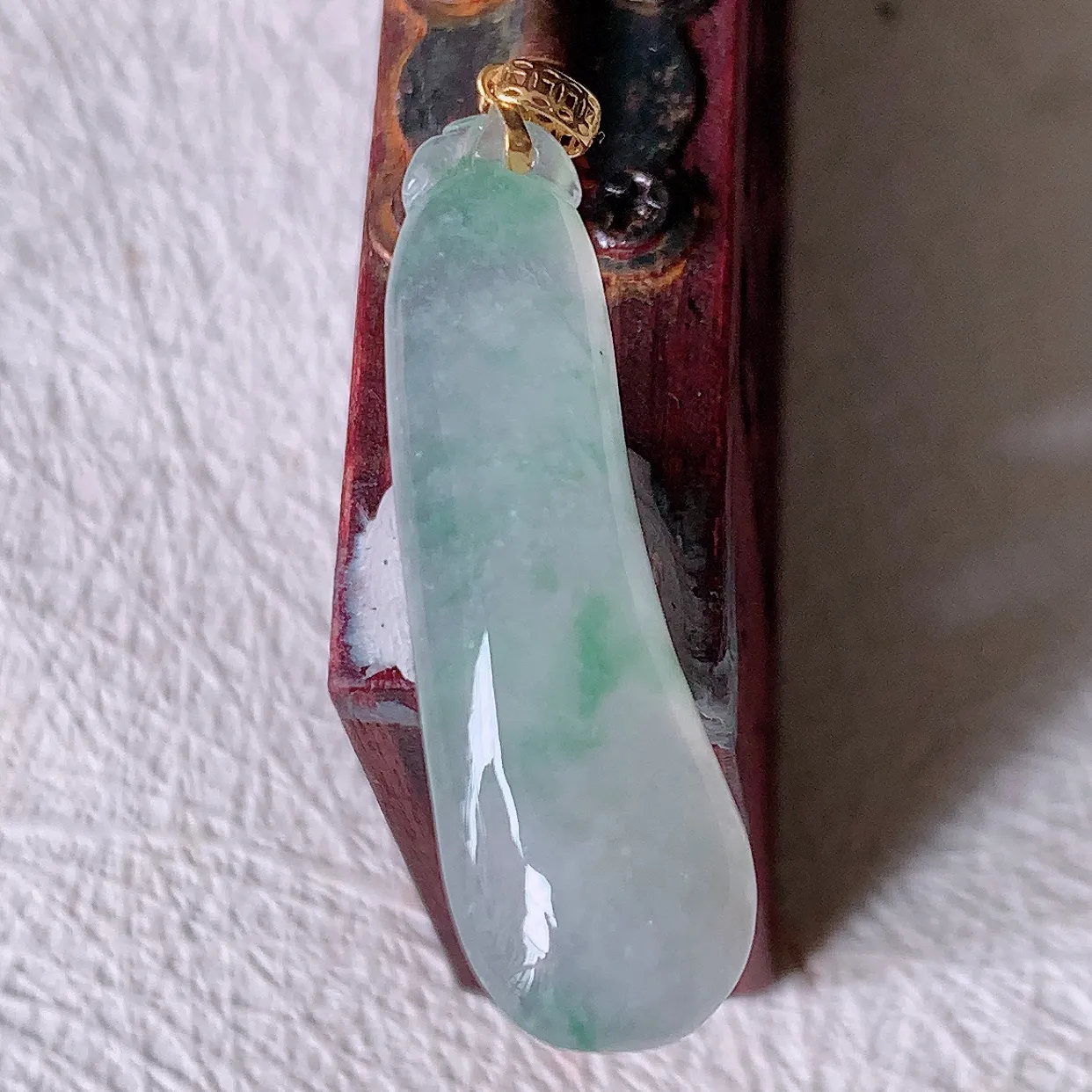 18K金镶嵌冰种飘花翡翠招财福瓜吊坠，精美饱满福瓜，种水足，形态圆润饱满，福相十足 ！#1.26