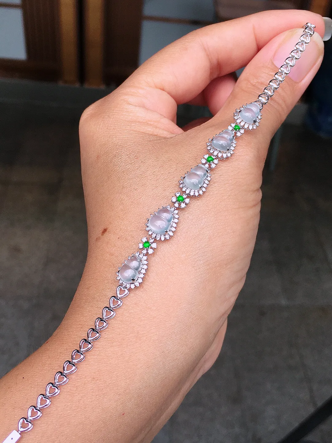 玻璃种葫芦手链，玉质细腻，荧光感超
强，饱满圆润，尽显优雅气质，18k
金豪华镶嵌