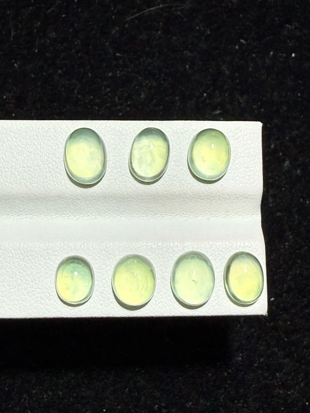 13.845ct天然葡萄石裸石，尺寸8.9*6.7*4.8mm，颜色美艳 ，微棉，冰透，起荧光