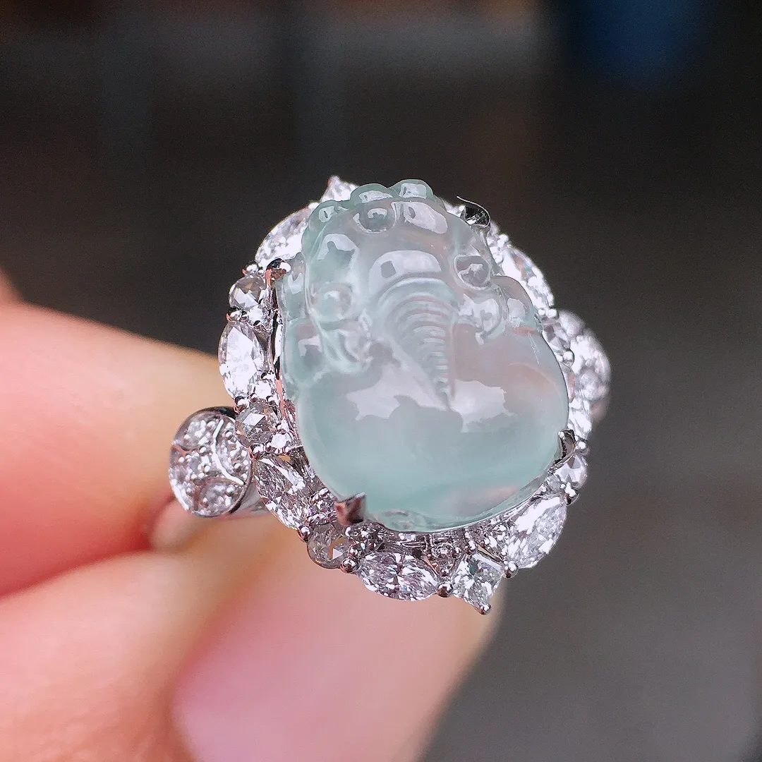 冰种貔貅戒指，玉质细腻，荧光感超
强，饱满圆润，尽显优雅气质，18k
金豪华镶嵌