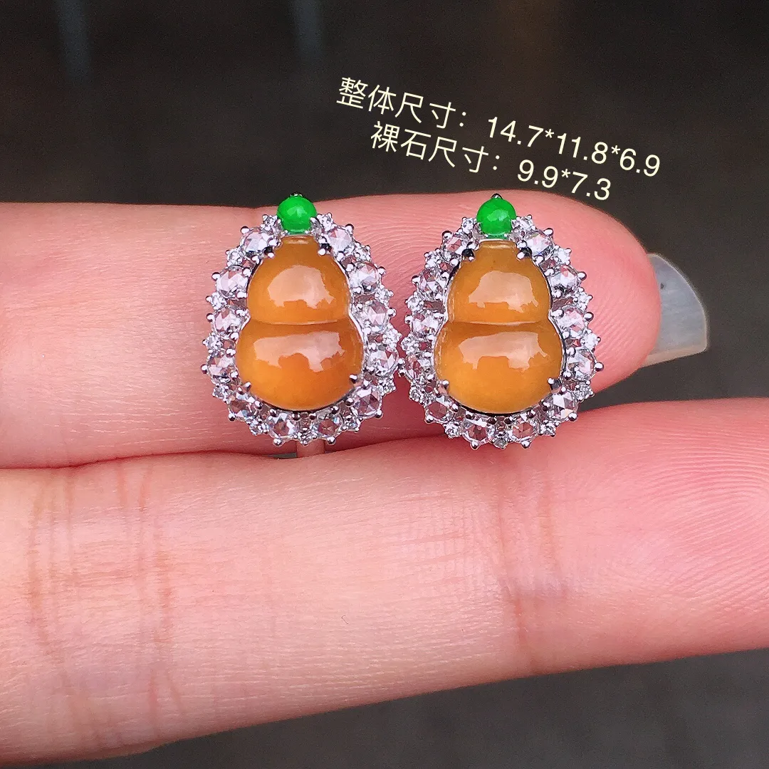 黄翡葫芦耳钉，色泽均匀艳丽，玉质细腻，荧光感超
强，饱满圆润，尽显优雅气质，18k
金豪华镶嵌