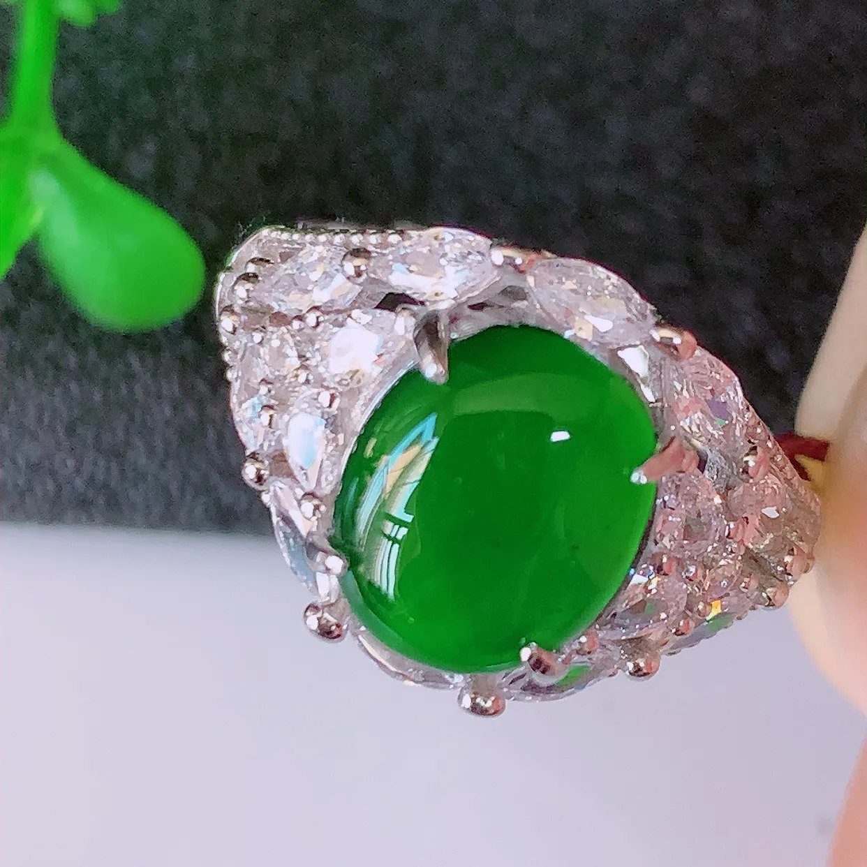冰透满绿翡翠925银镶嵌戒指，自然光实拍，翠色灵动，颜色漂亮，种老水足，品相佳，佩戴佳品！#97.26（圈口可调大小）整体23*17*5.8裸石9.5*7.5