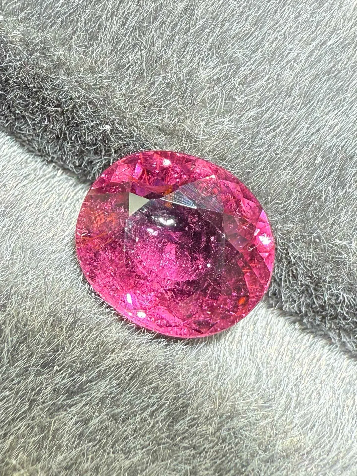 2.705ct天然卢比来碧玺裸石，尺寸10×8.8×3.9mm，颜色美艳，晶体微棉，火彩足