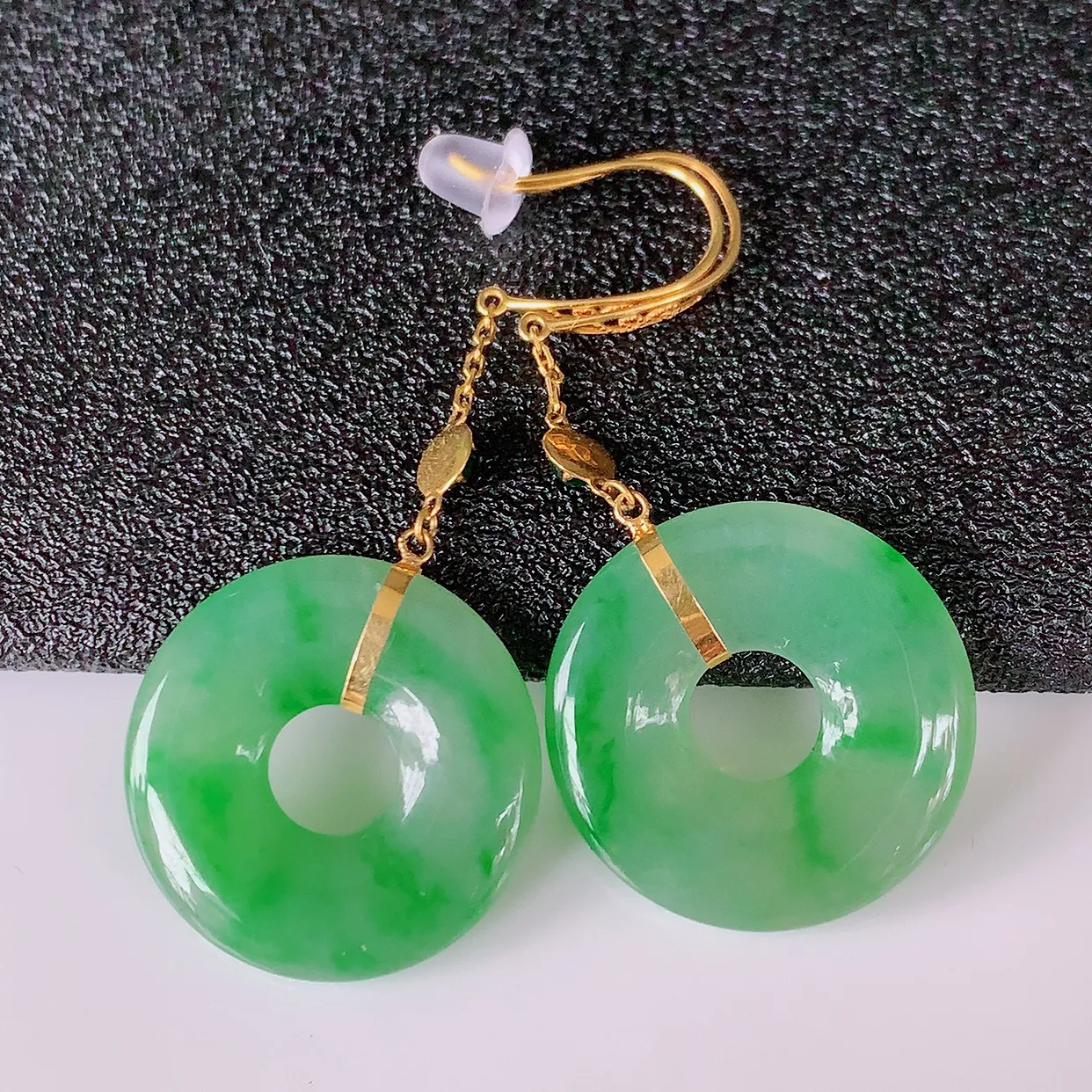 18k金镶嵌翡翠耳坠，沁人心脾，耳坠佩戴效果大气出众，尽显气质。种水好，胶感足，颜相当漂亮，高性价比，值得入手品鉴！#1.29整体38裸石17*2.5