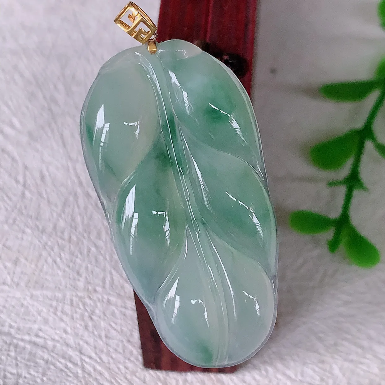 18K金镶嵌冰种飘花翡翠叶子吊坠 ，种水足，色泽清新，工艺精湛，叶子寓意美好；金枝玉叶，事业有成。#93.29整体43.8裸石39*20.5-4.8