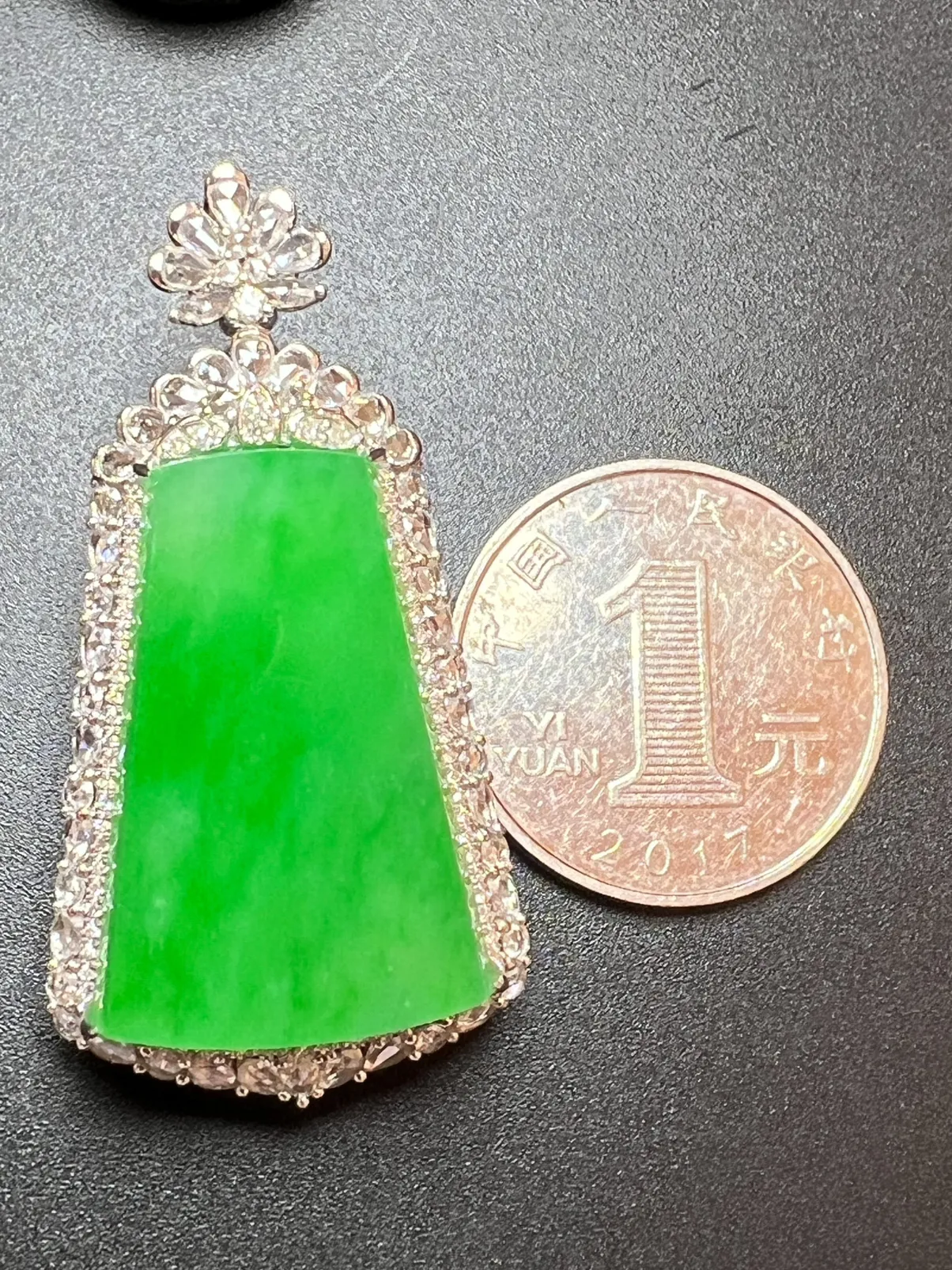 阳绿方牌色阳、超厚装，整体尺寸45.7*23.8*14 裸石尺寸27.6*18.9*4.5