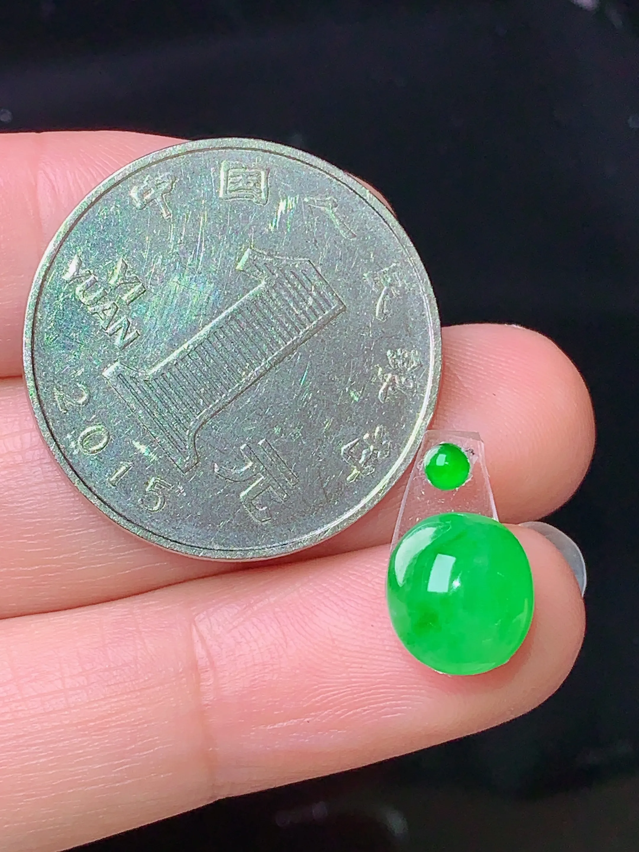 镶嵌款 翠绿蛋面吊坠 玉质细腻 色泽艳丽 水润亮眼  整体尺寸9.5*8.5*4.6