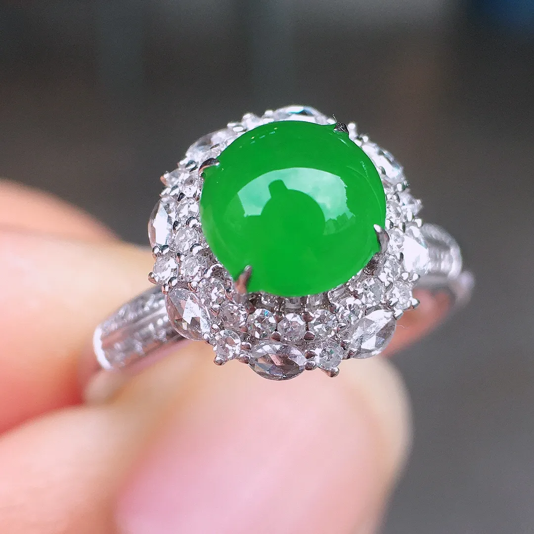 阳绿蛋面戒指，色泽均匀艳丽，玉质细腻，荧光感超
强，饱满圆润，尽显优雅气质，18k
金豪华镶嵌