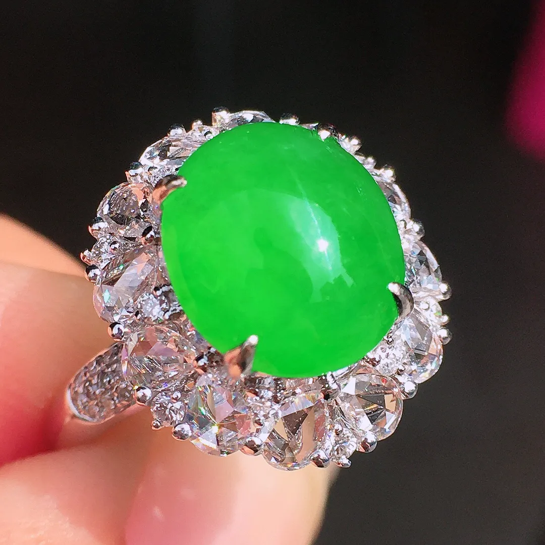 阳绿蛋面戒指，色泽均匀艳丽，玉质细腻，荧光感超
强，饱满圆润，尽显优雅气质，18k
金豪华镶嵌