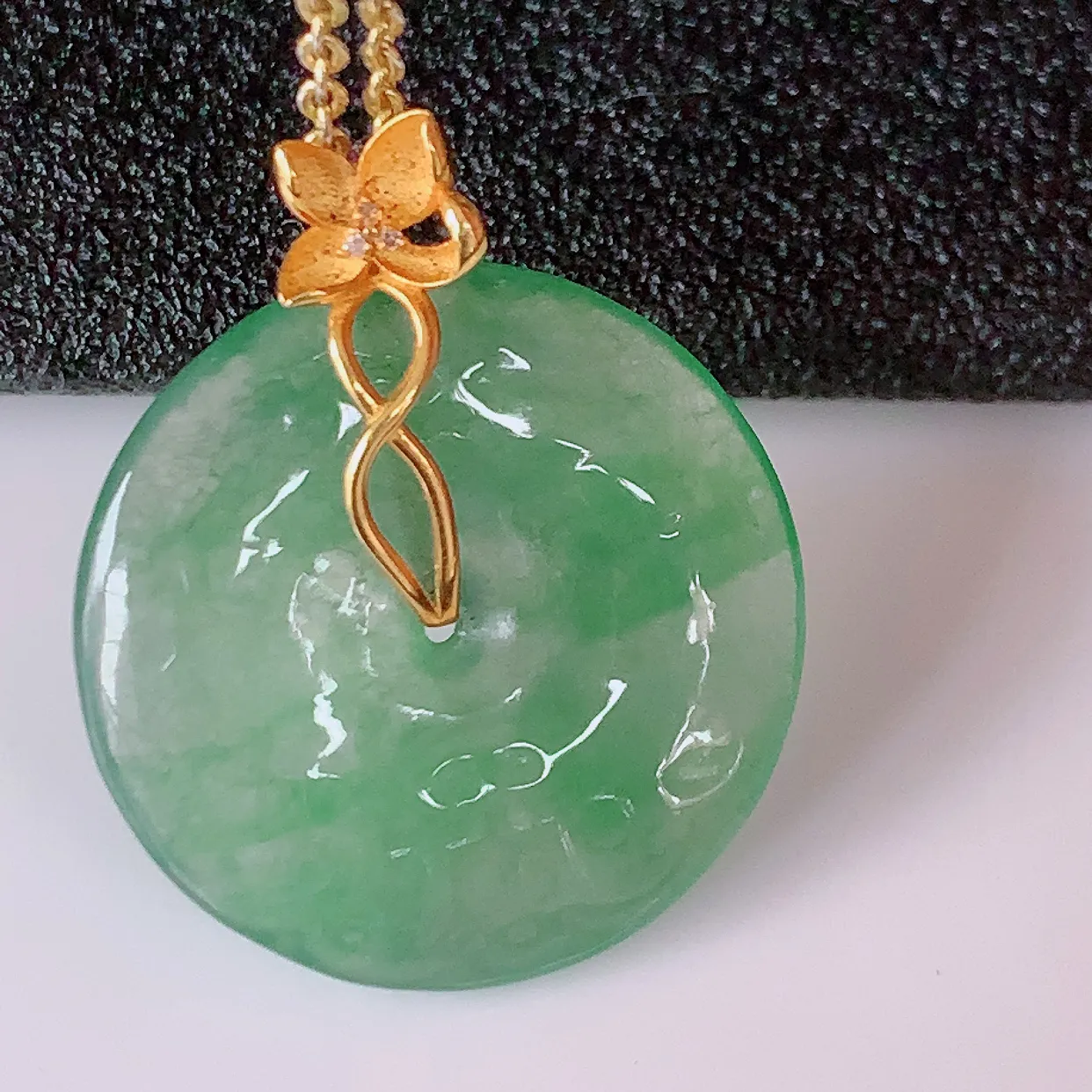 18K金镶嵌冰种飘绿翡翠平安扣吊坠，水润光泽，寓意平平安安，佩戴时尚漂亮！#1.29整体23*19.5*4裸19.5*19.5