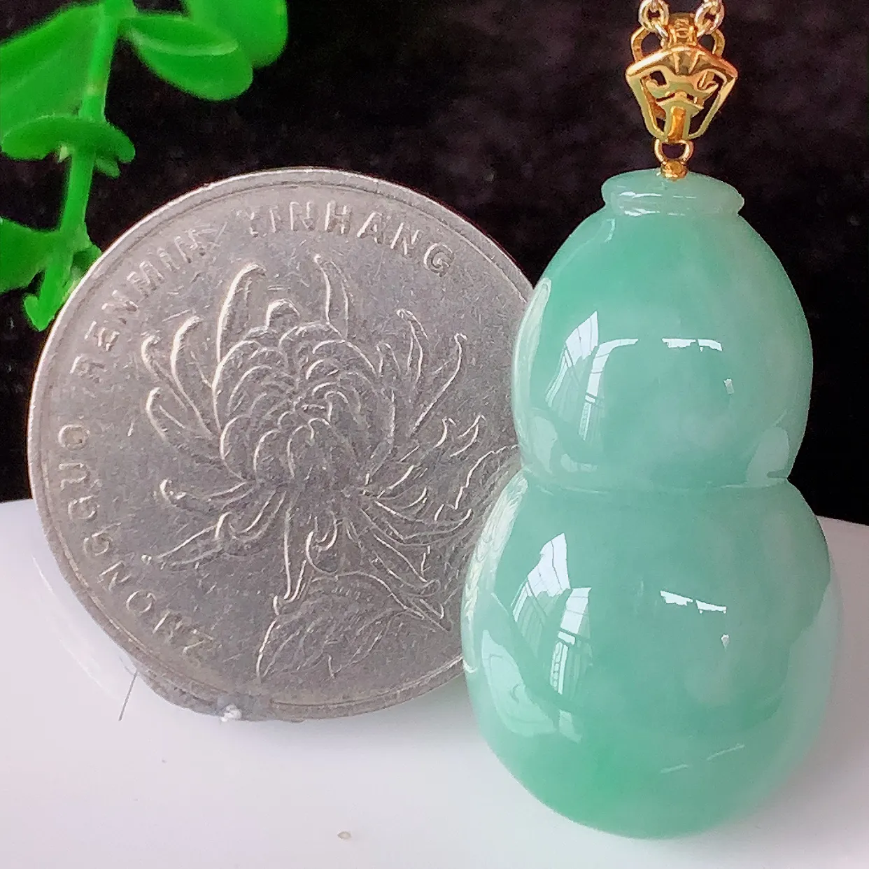 自然光实拍，18K金镶嵌满绿翡翠葫芦吊坠，翡翠葫芦，寓意福禄双全，财源滚滚，佩戴效果优雅迷人！#57.29整体36裸石29*16.6*9.5