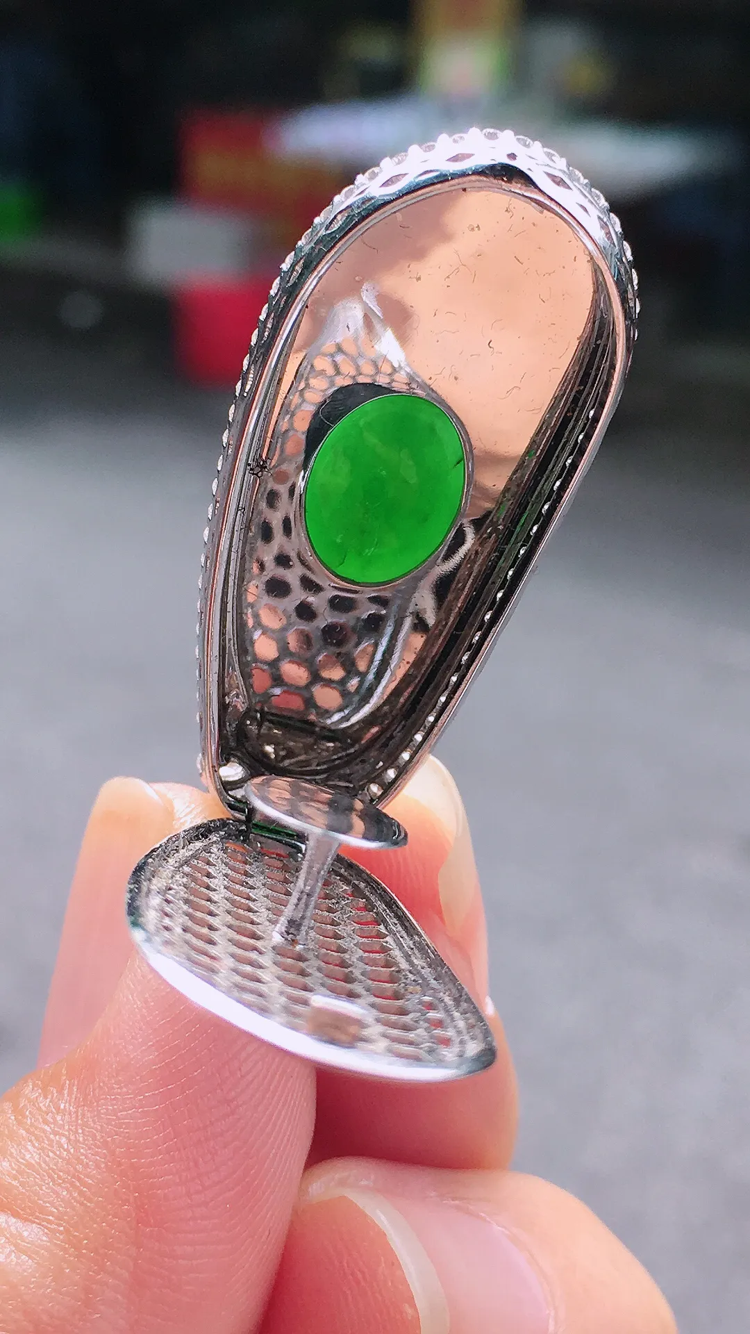 阳绿福豆吊坠，色泽均匀艳丽，玉质细腻，荧光感超
强，饱满圆润，尽显优雅气质，18k
金豪华镶嵌