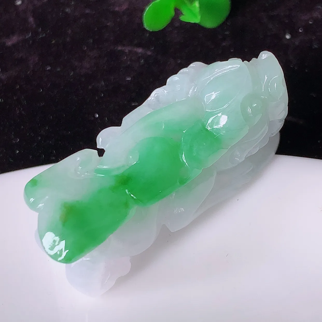 自然光实拍，冰润飘绿翡翠招财貔貅吊坠，民间有“一摸貔貅运程旺盛，再摸貔貅财运滚滚，三摸貔貅平步青云 ”的美好祝愿。#57.26