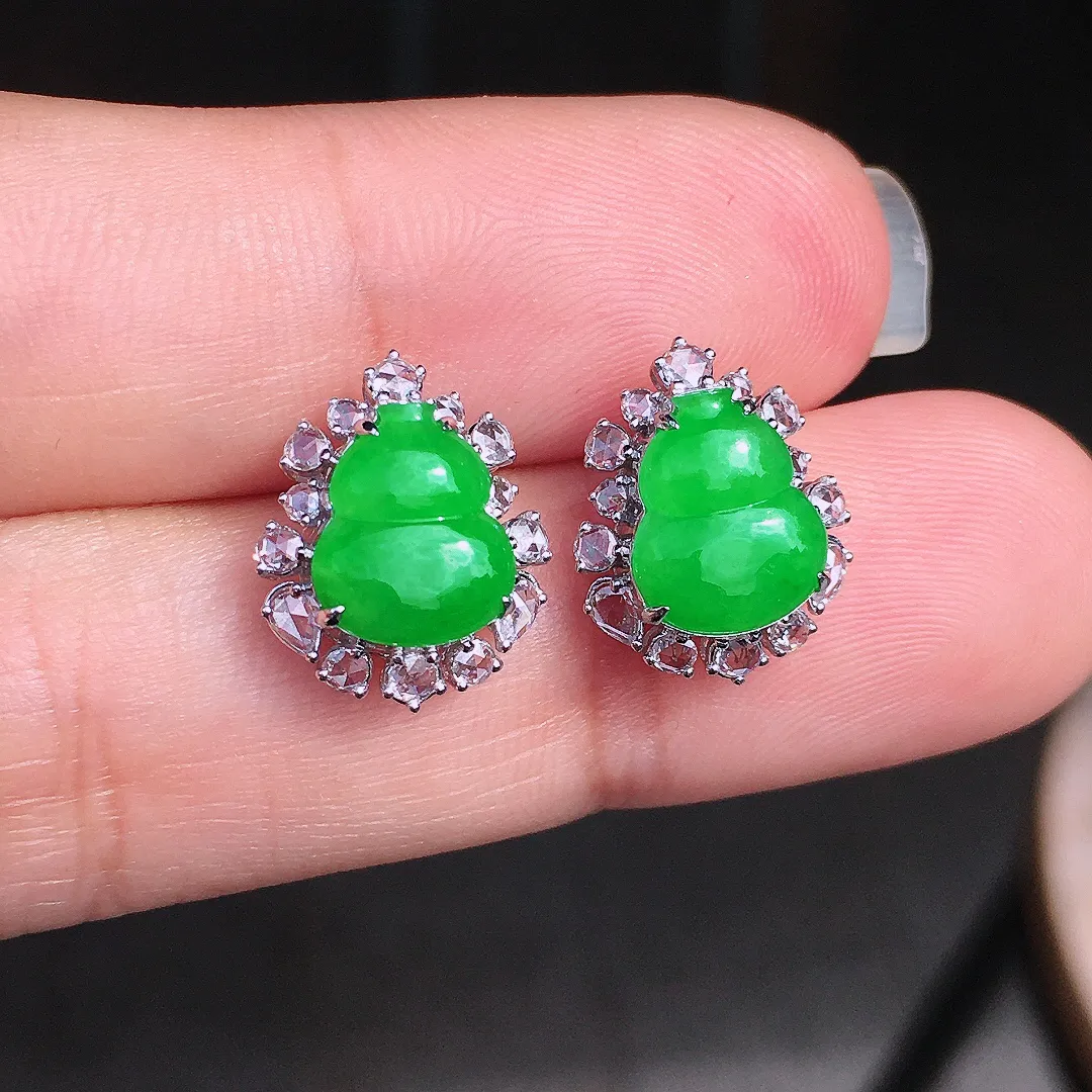 阳绿葫芦耳钉，色泽均匀艳丽，玉质细腻，荧光感超
强，饱满圆润，尽显优雅气质，18k
金豪华镶嵌