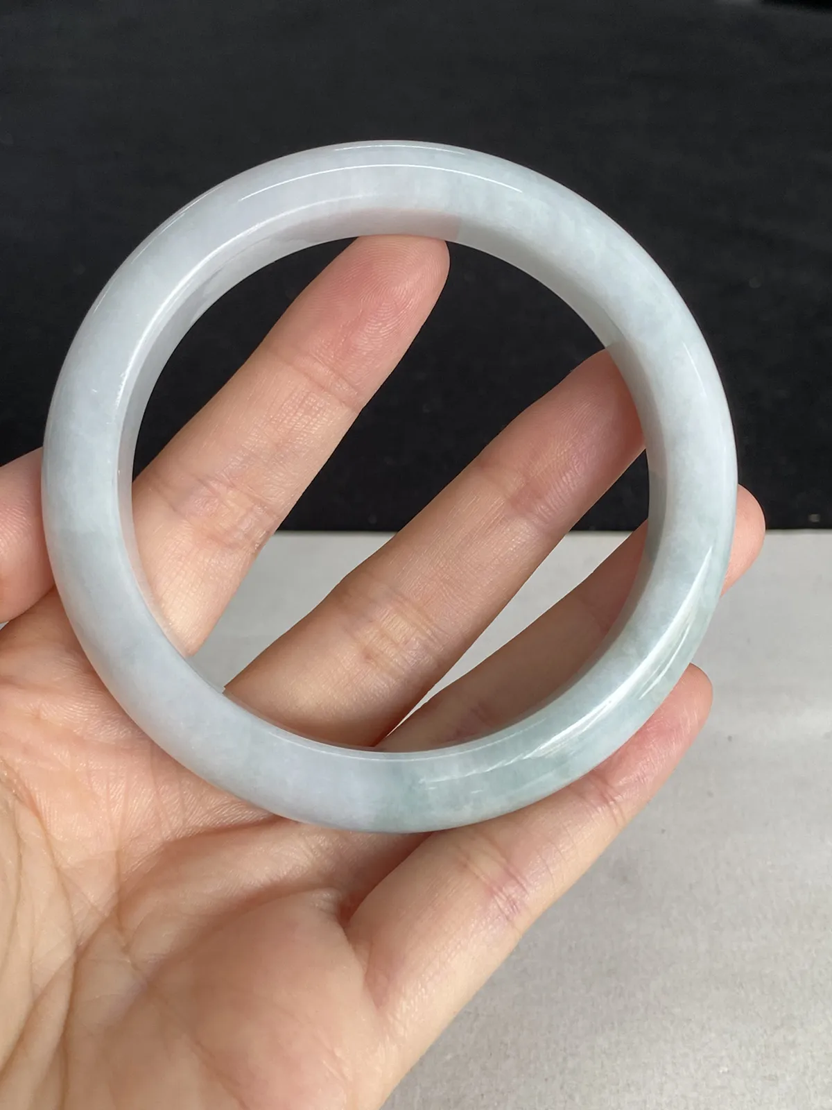 正圈58圈口，翡翠糯化种淡绿色手镯