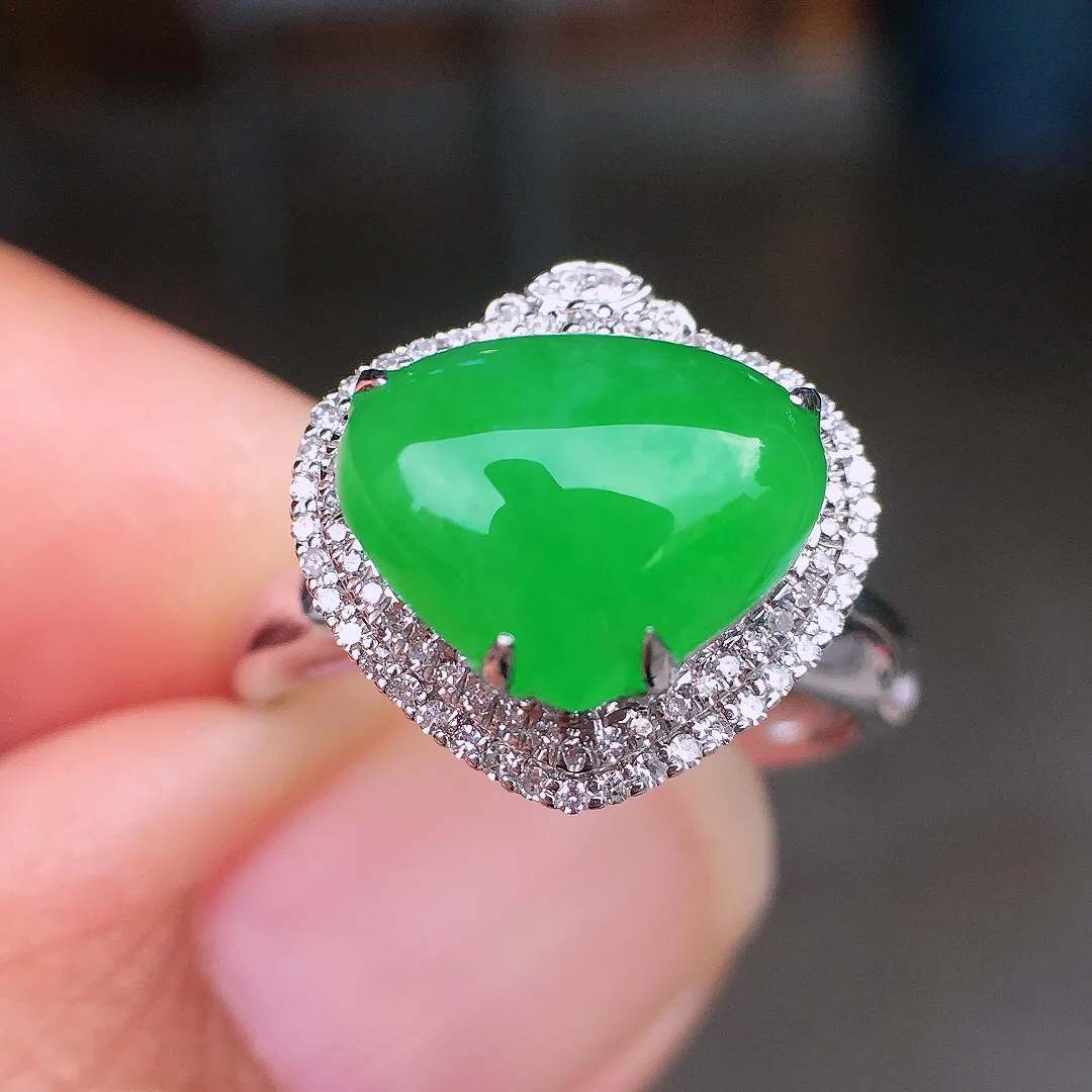 阳绿水滴戒指，色泽均匀艳丽，玉质细腻，荧光感超
强，饱满圆润，尽显优雅气质，18k
金豪华镶嵌