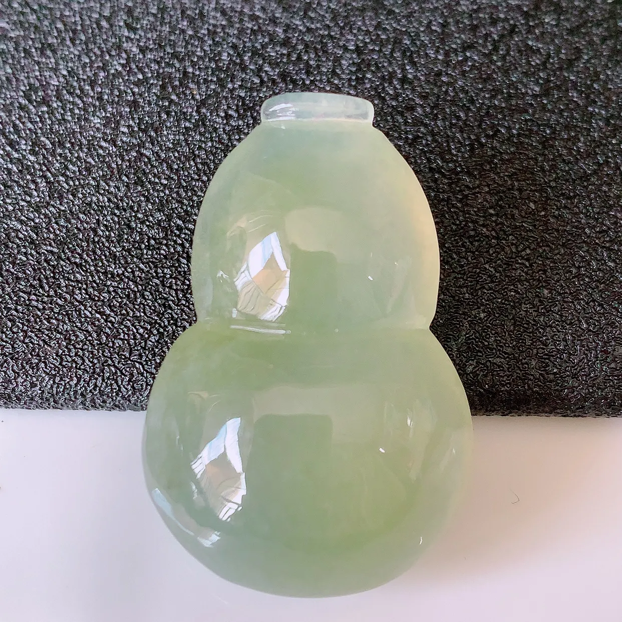 自然光实拍，冰种黄翡翡翠葫芦吊坠，葫芦寓意福禄双全，财源滚滚，饱满，清新脱俗，佩戴效果优雅迷人！#01.26