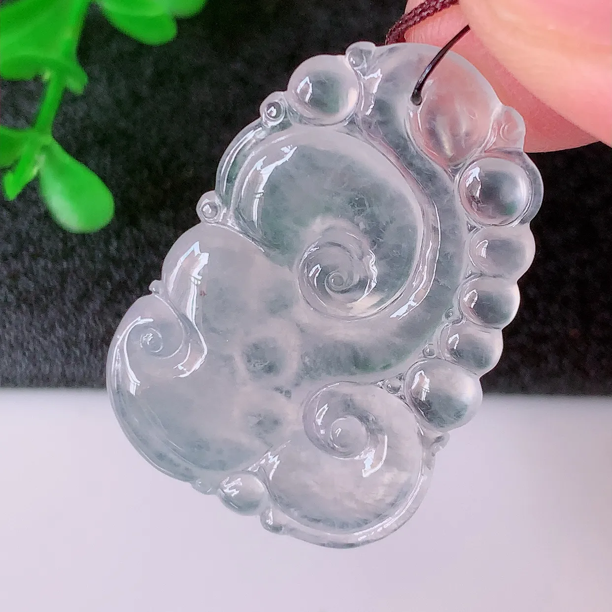 自然光实拍，冰种翡翠如意吊坠，玉坠百搭又精致，寓意着吉祥，事事如意！#01.26