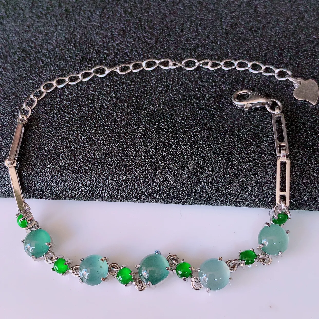 冰透满绿翡翠925银镶嵌手链，自然光实拍，翠色灵动，颜色漂亮，种老水足，品相佳，佩戴佳品！#97.26整体6*5.5*4.5裸石6*5.5