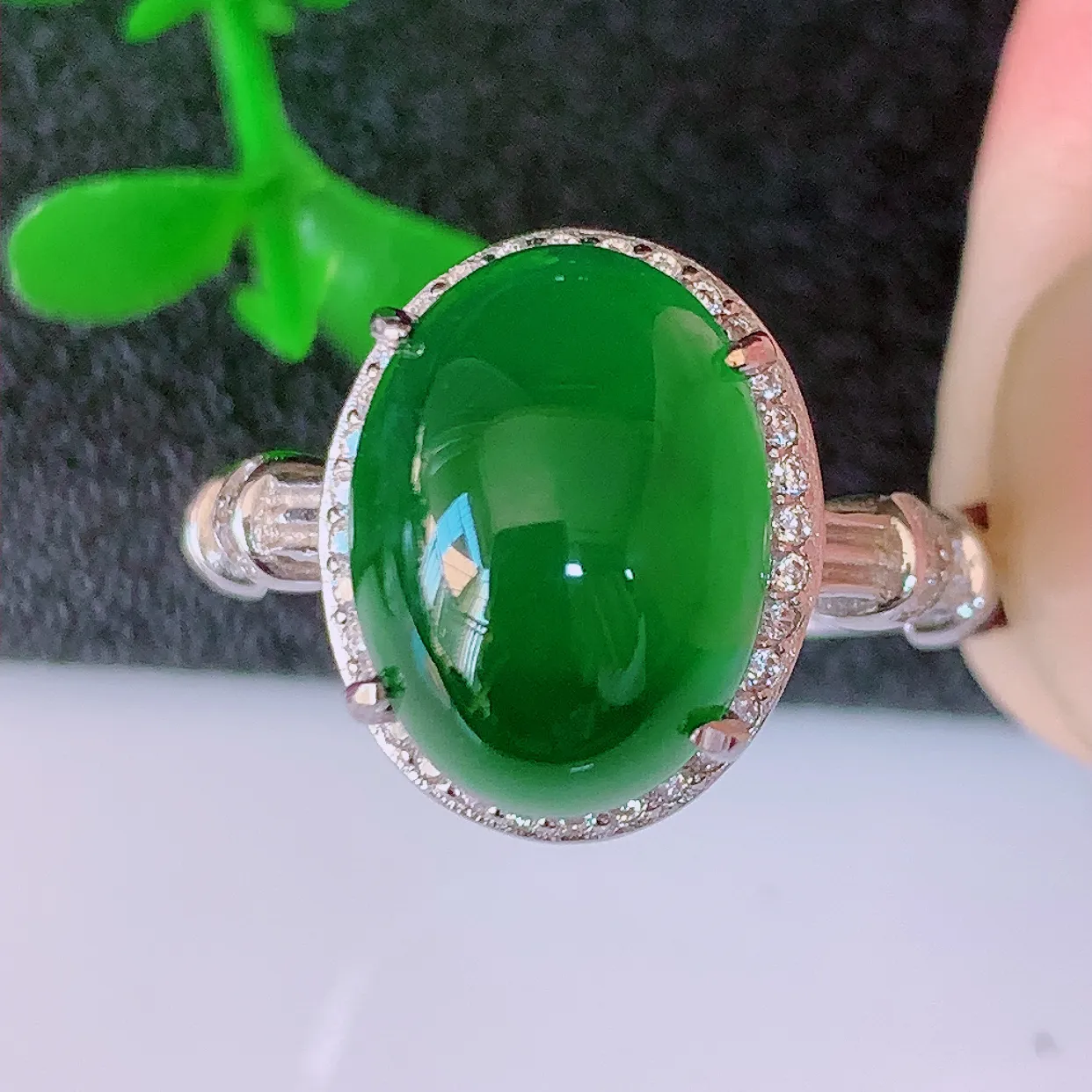 大颗冰透满绿翡翠蛋面925银镶嵌戒指，自然光实拍，翠色灵动，颜色漂亮，种老水足，品相佳，佩戴佳品！#97.26（圈口可调大小）整体27.5*17.2*9.6裸石12.5*9