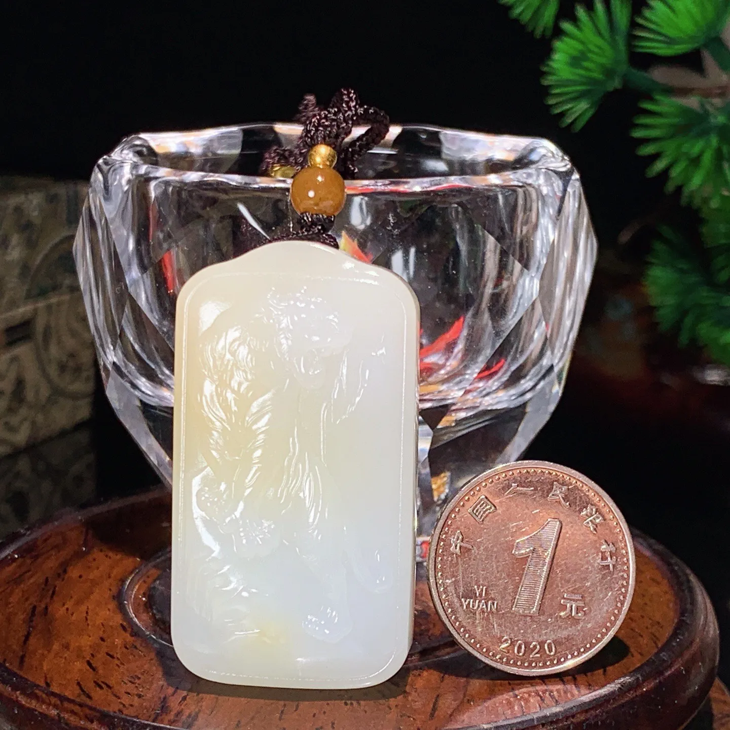 新疆和田玉且末糖上山虎牌子挂件。尺寸45/25/12重31克 白度一级。玉质细腻油润 脂粉好，品质好。lt251030