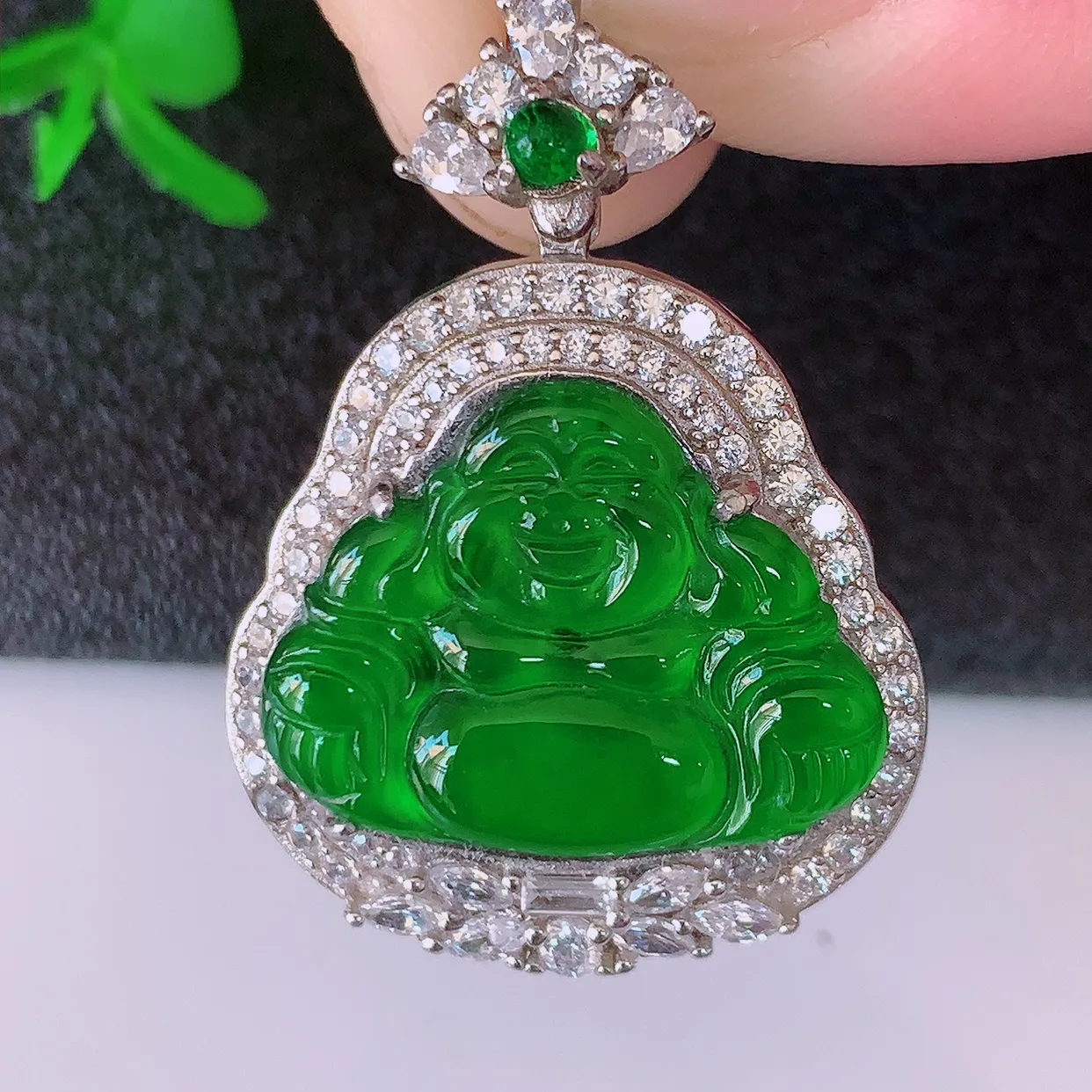 冰透满绿翡翠925银镶嵌佛公吊坠，自然光实拍，翠色灵动，颜色漂亮，种老水足，品相佳，佩戴佳品！#97.26整体30*22*8裸石19-14.8