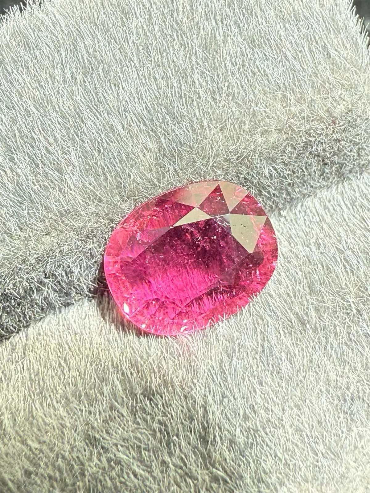 1.98ct天然卢比来碧玺裸石，尺寸9.5×7.6×3.4mm，颜色美艳，晶体微棉，火彩足