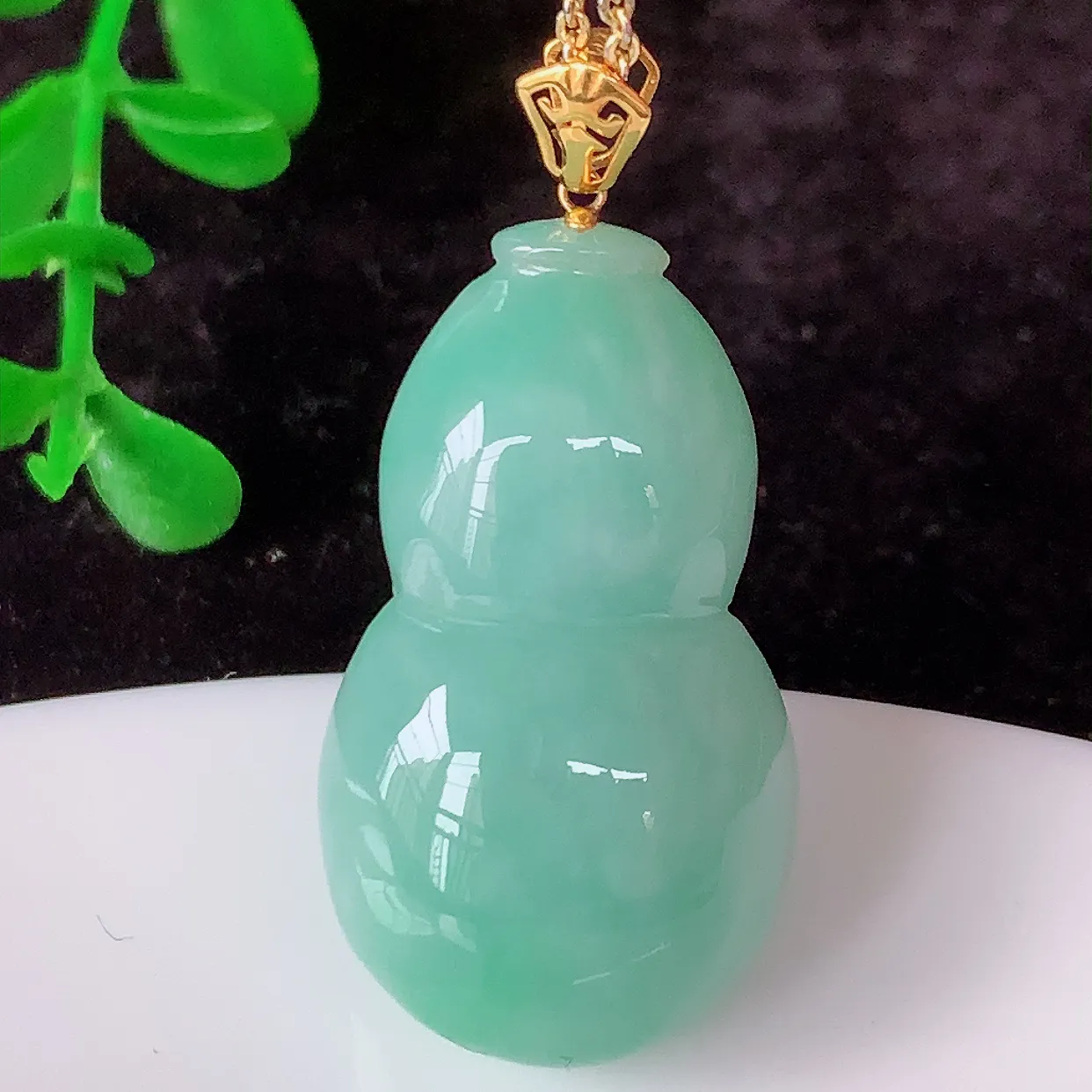 自然光实拍，18K金镶嵌满绿翡翠葫芦吊坠，翡翠葫芦，寓意福禄双全，财源滚滚，佩戴效果优雅迷人！#57.29整体36裸石29*16.6*9.5