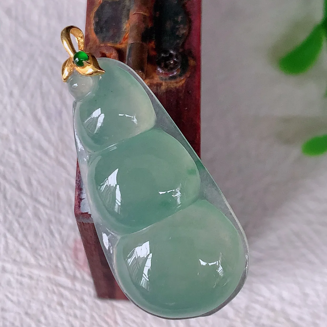 18K金镶嵌冰种飘花翡翠四季豆吊坠，平安豆福豆玉坠，冰润通透，豆粒饱满，寓意：豆蔻年华！#93.29整体33.8裸石29.5*14.5*5.5