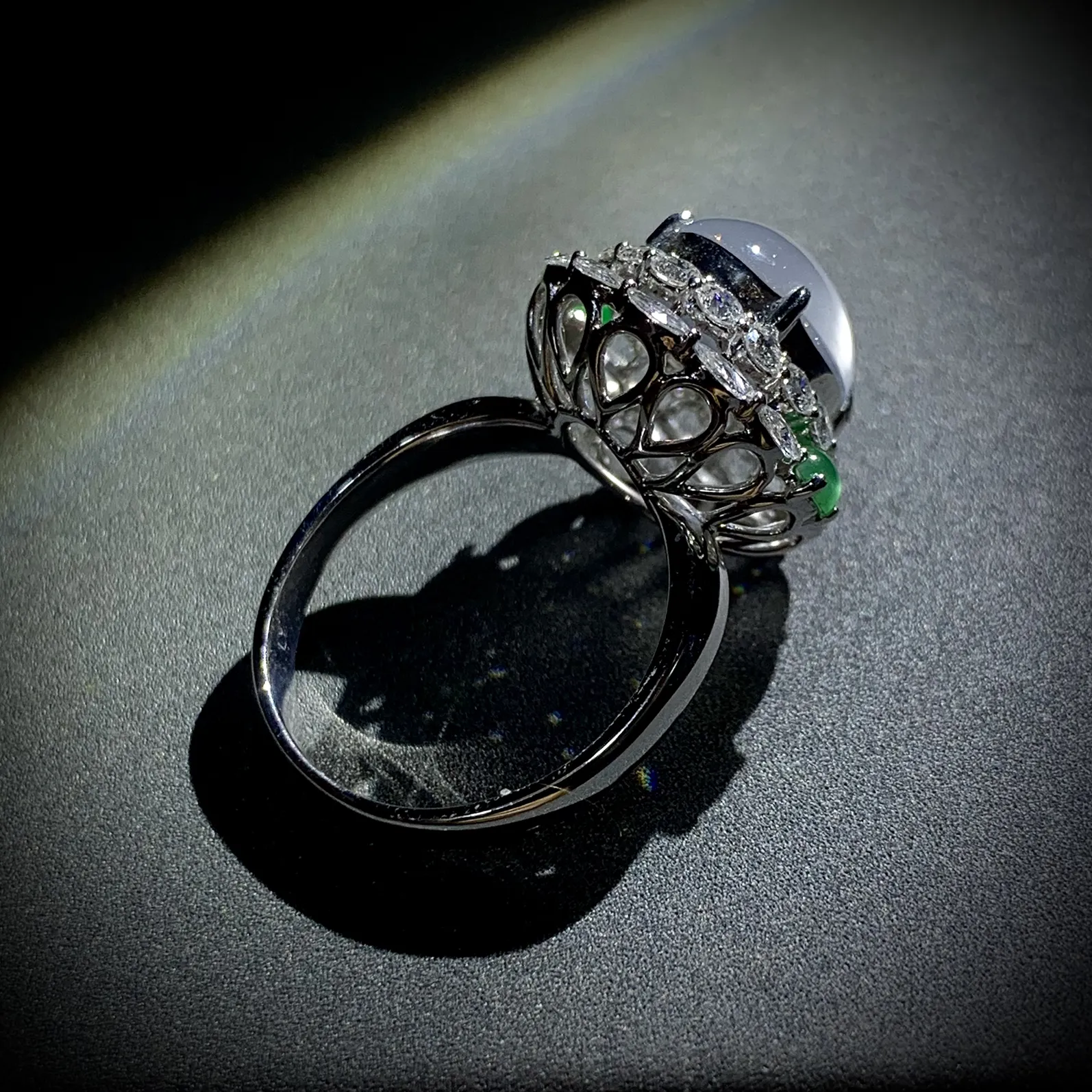 白冰戒指，裸石约11.3-9.5-5.2mm，
台面整体17-16.8-12.5mm，
14#，18K金，南非钻，翡翠绿蛋面