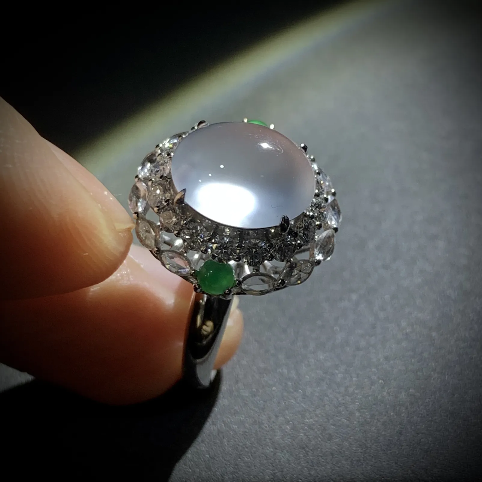 白冰戒指，裸石约11.3-9.5-5.2mm，
台面整体17-16.8-12.5mm，
14#，18K金，南非钻，翡翠绿蛋面