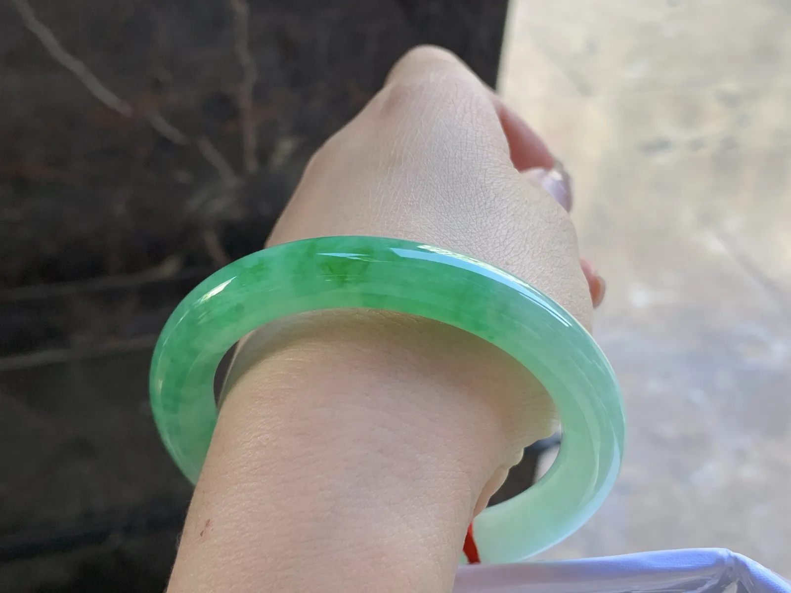 54-9.4

阳绿色圆条手镯^_^玉质温润