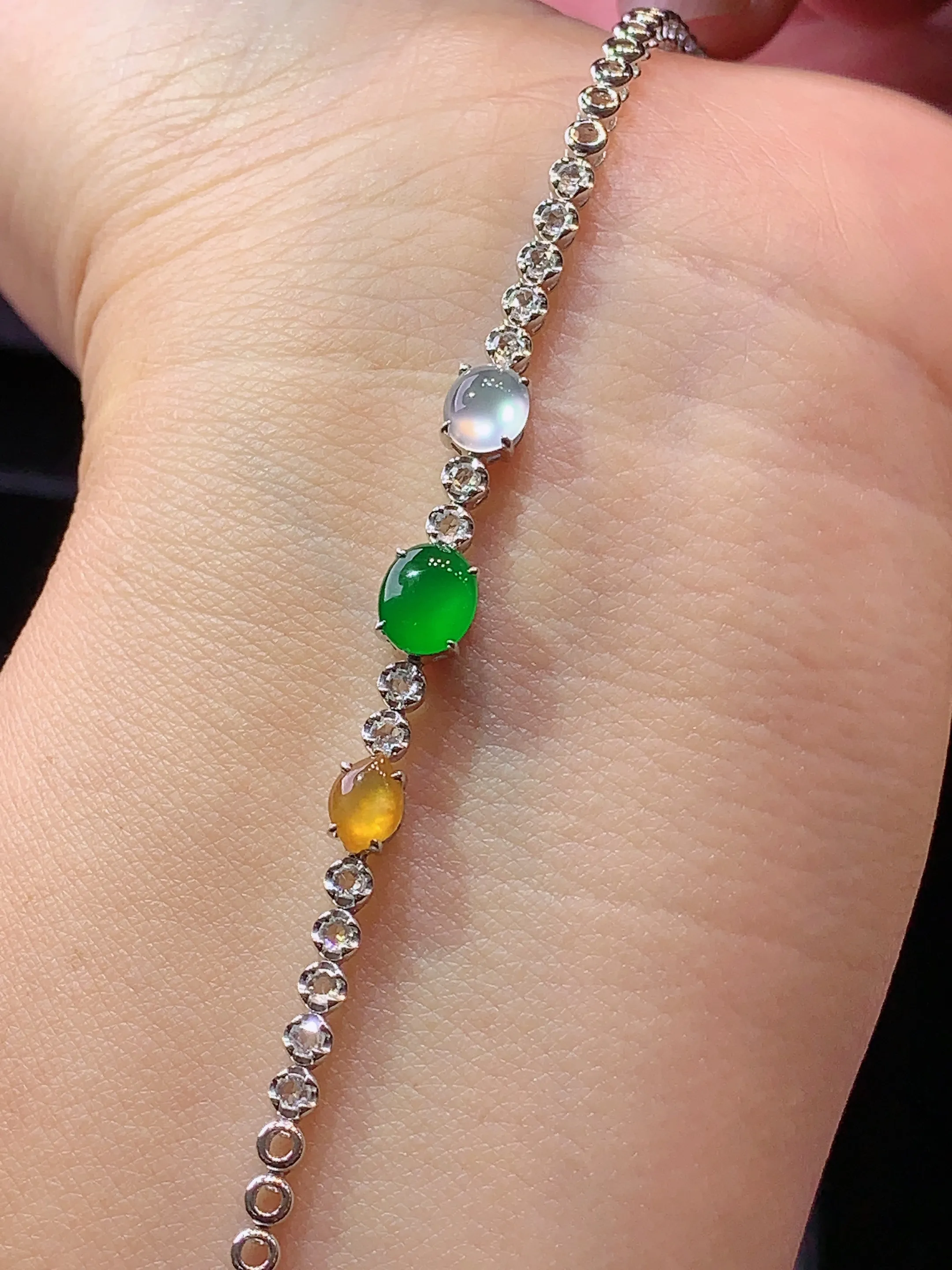 18k金钻镶嵌多彩蛋面手链 玉质细腻 色泽艳丽 水润亮眼  整体尺寸6.2*5.3*2.2