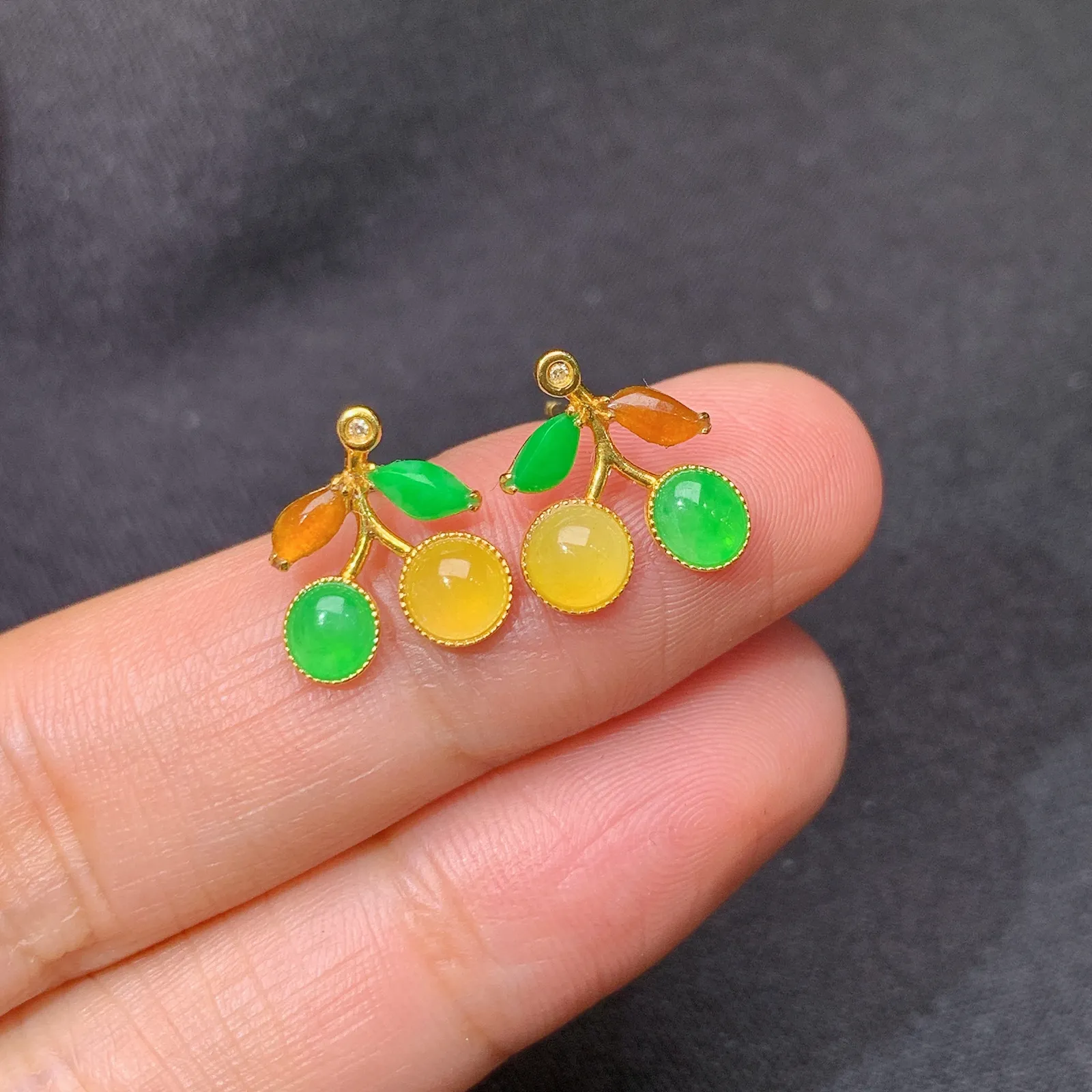 冰种多彩蛋面耳钉，18k金镶嵌，款式精美，冰润鲜艳，种水足 尺寸11.2*10.1*2.6