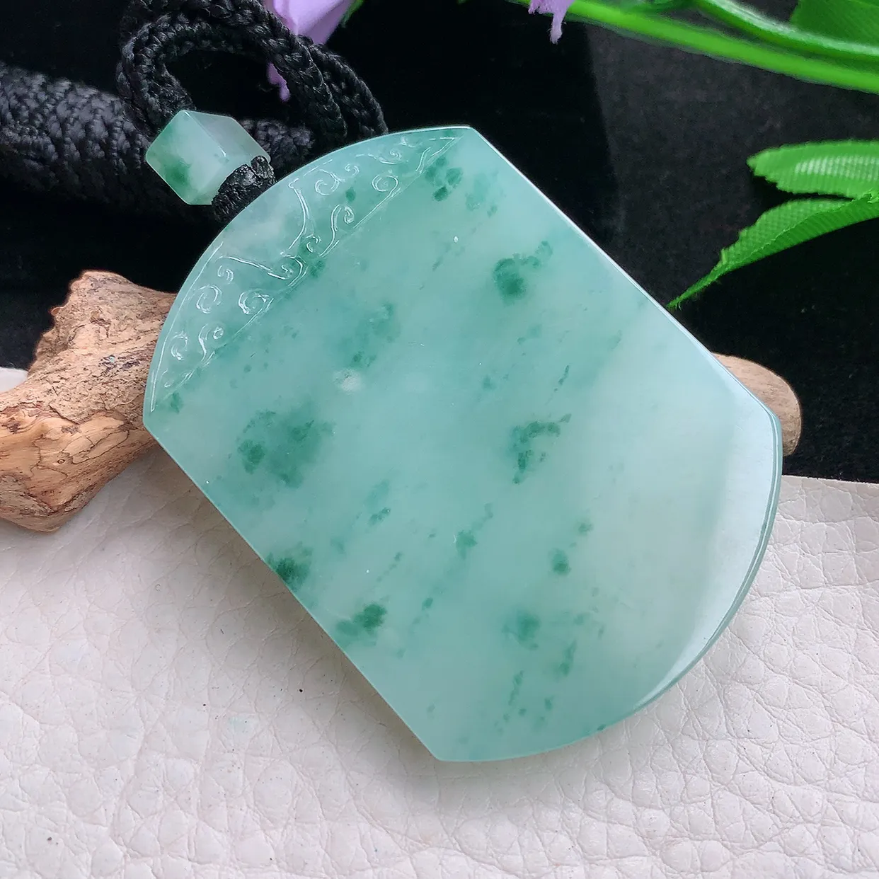 yl自然光53.8*41*5.8天然缅甸翡翠怀古雕飘花平安无事牌玉吊坠