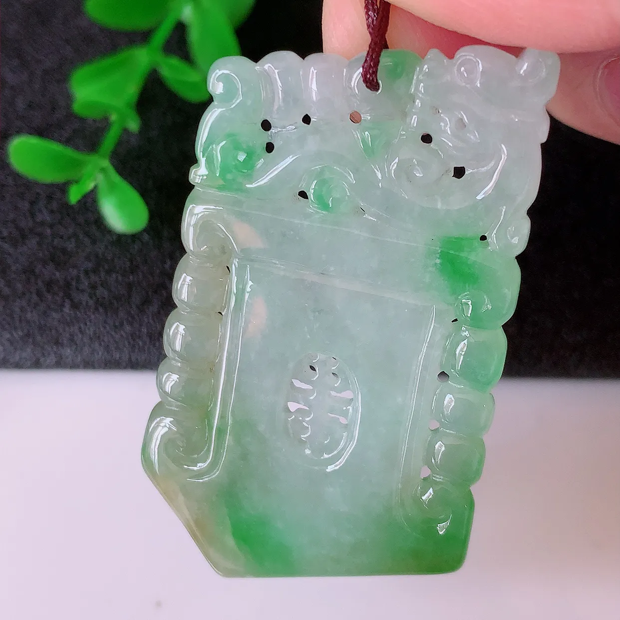 自然光实拍，冰润黄加绿龙腾盛世、龙牌翡翠吊坠，种水好，雕工立体精致，佩戴霸气时尚！#01.26