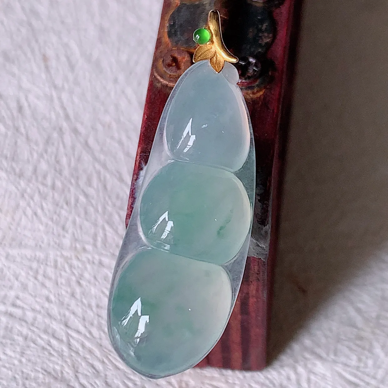 自然光实拍，18K金镶嵌冰种飘花翡翠四季豆吊坠，平安豆福豆玉坠，冰润通透，豆粒饱满，寓意：豆蔻年华！