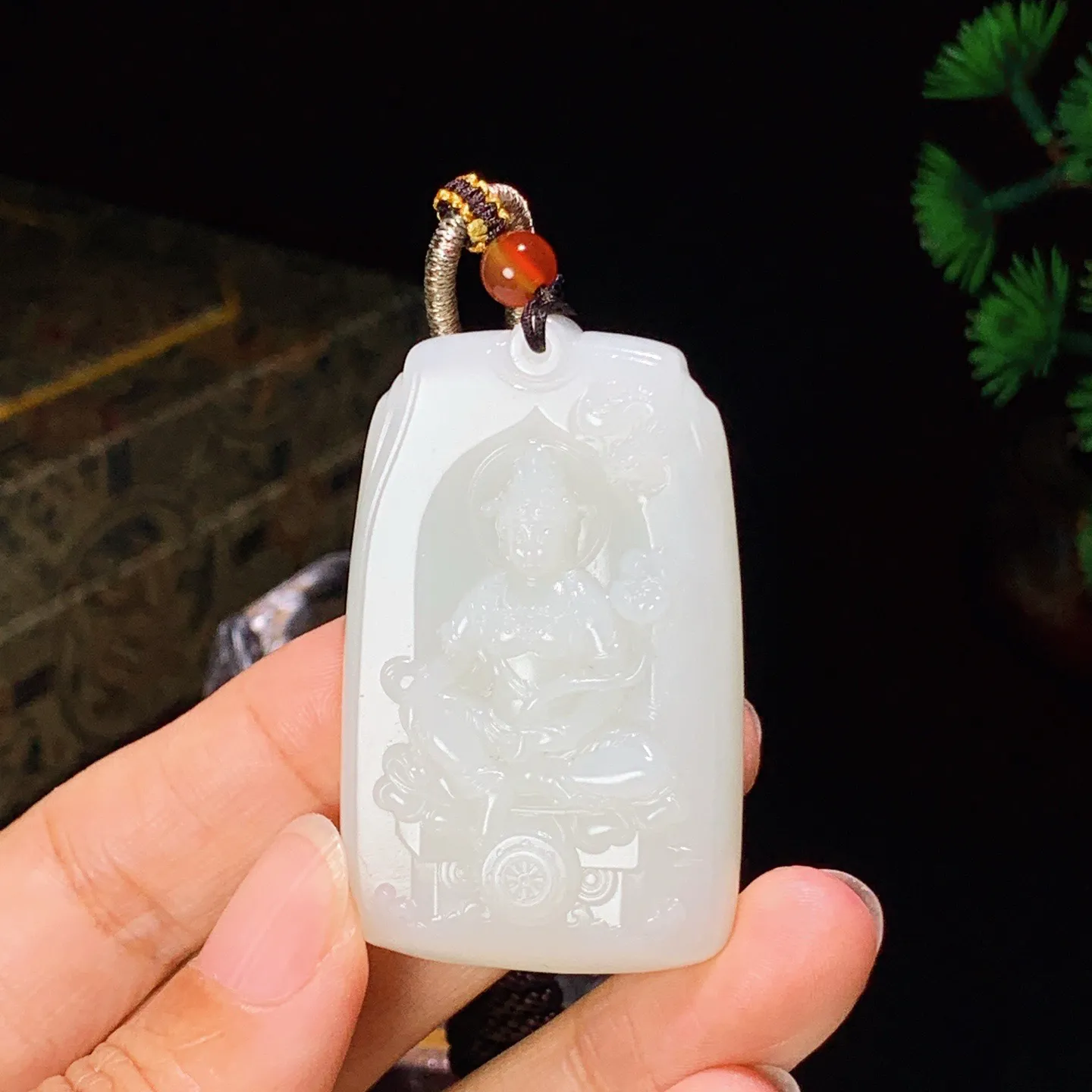 和田玉羊脂白坐莲观音牌子挂件。尺寸52/32/10重34.7克 白度一级。玉质细腻油润 脂粉好，品质好。lt251030