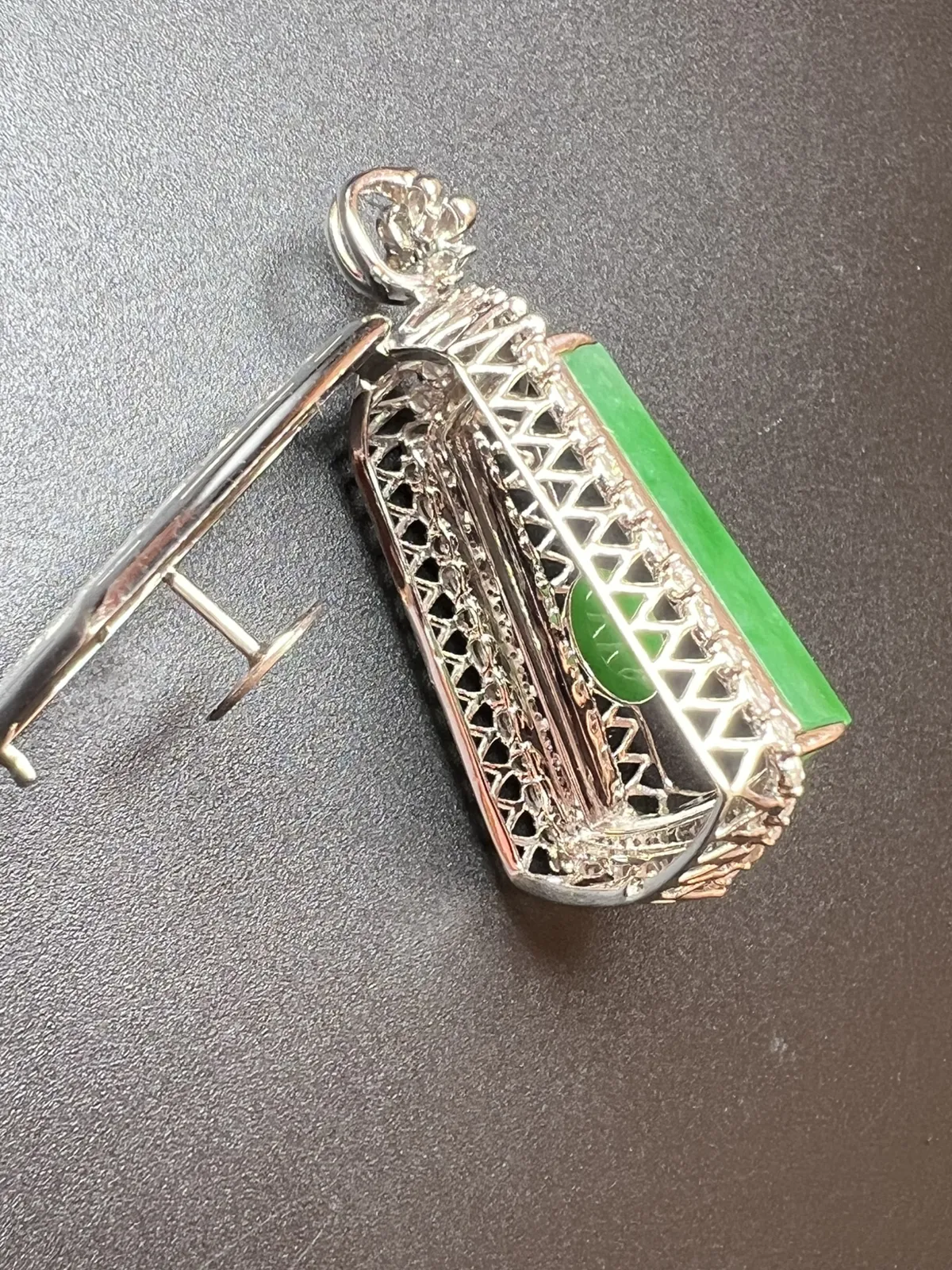 阳绿方牌色阳、超厚装，整体尺寸45.7*23.8*14 裸石尺寸27.6*18.9*4.5