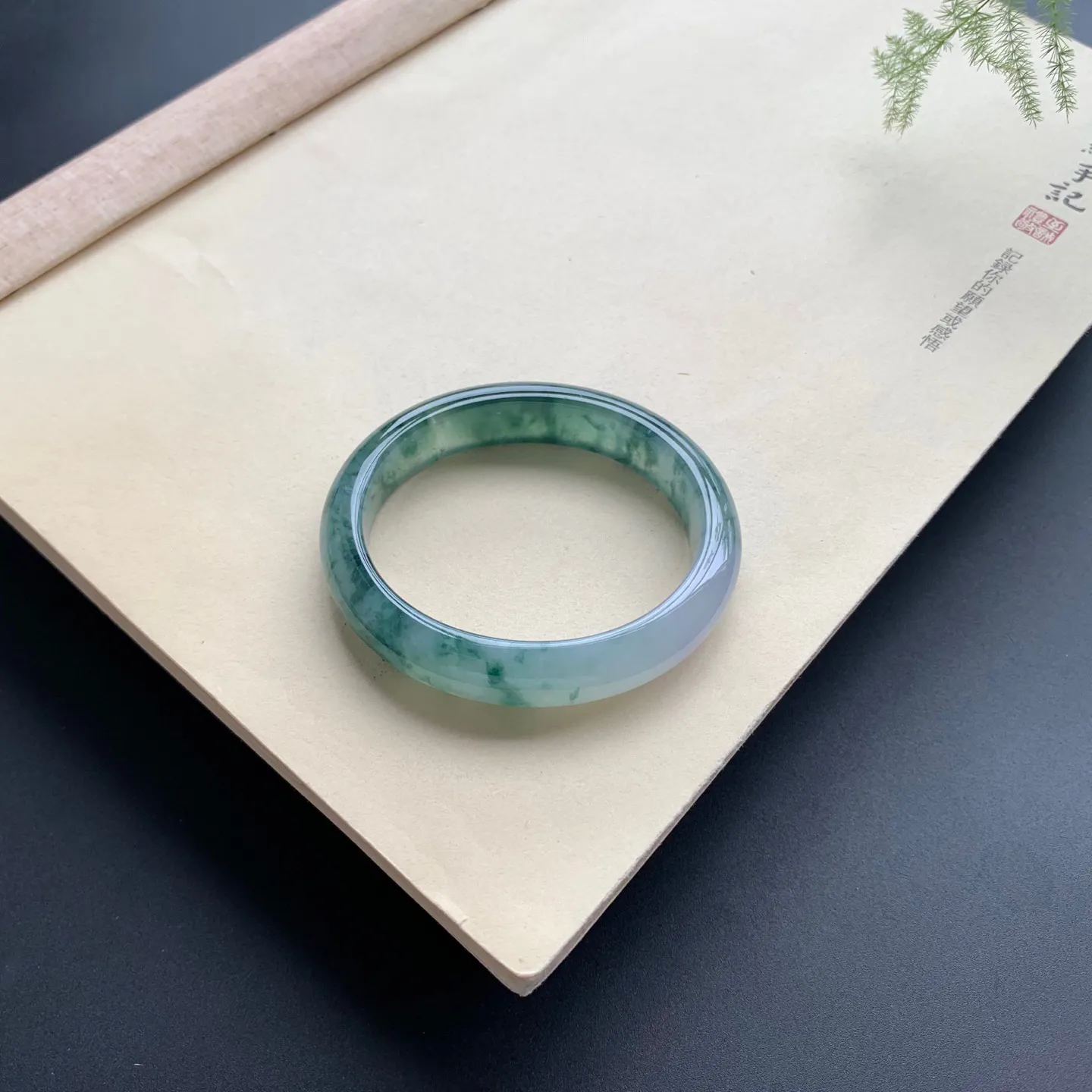 53.5圈口冰种飘花贵妃手镯 尺寸：53.5-46.2-12-7.6，无纹裂，水润起胶，花色浓郁