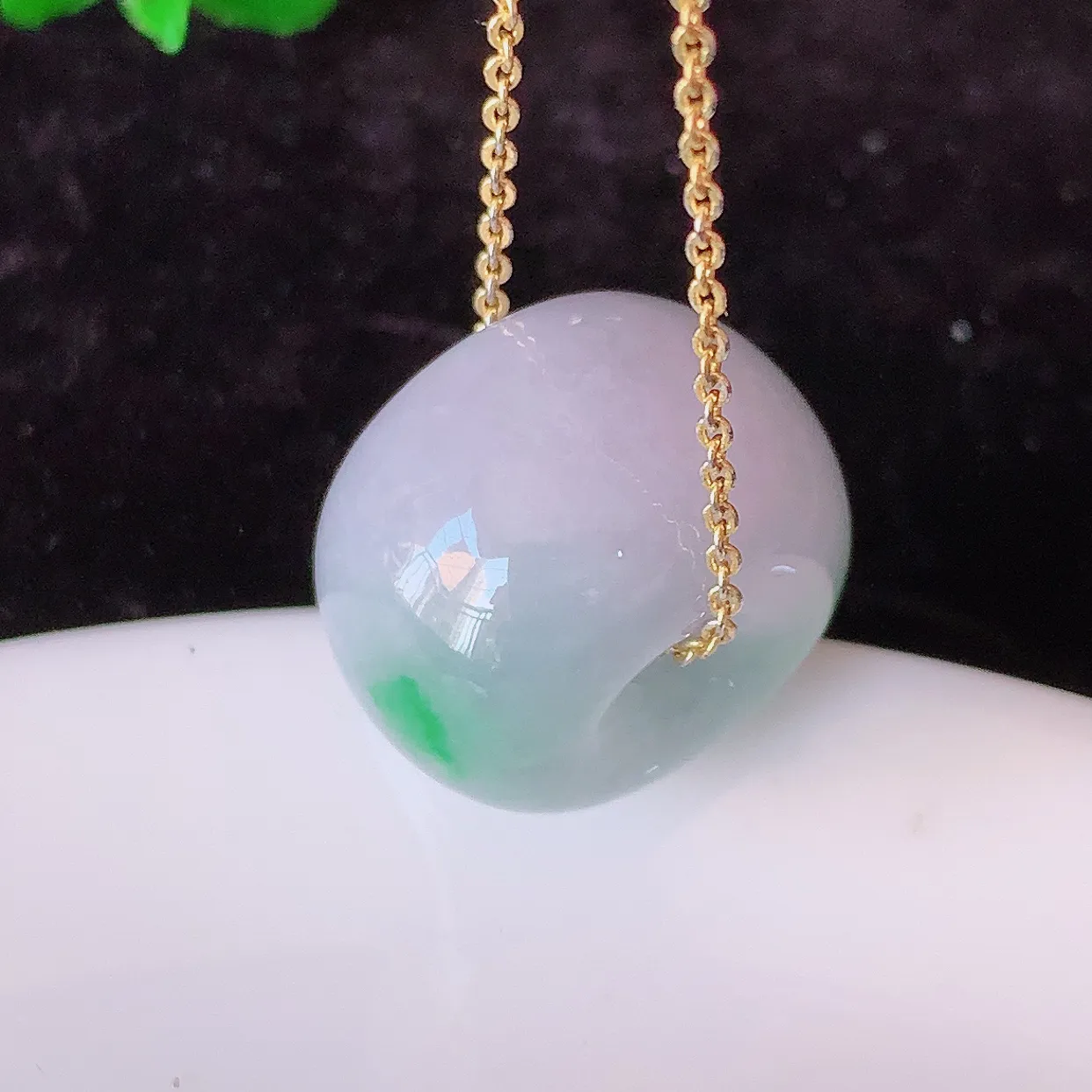 自然光实拍，冰润飘绿翡翠路路通吊坠，寓意时来运转、财源滚滚，款式新颖时尚，日常百搭的款！配图银链#57.27