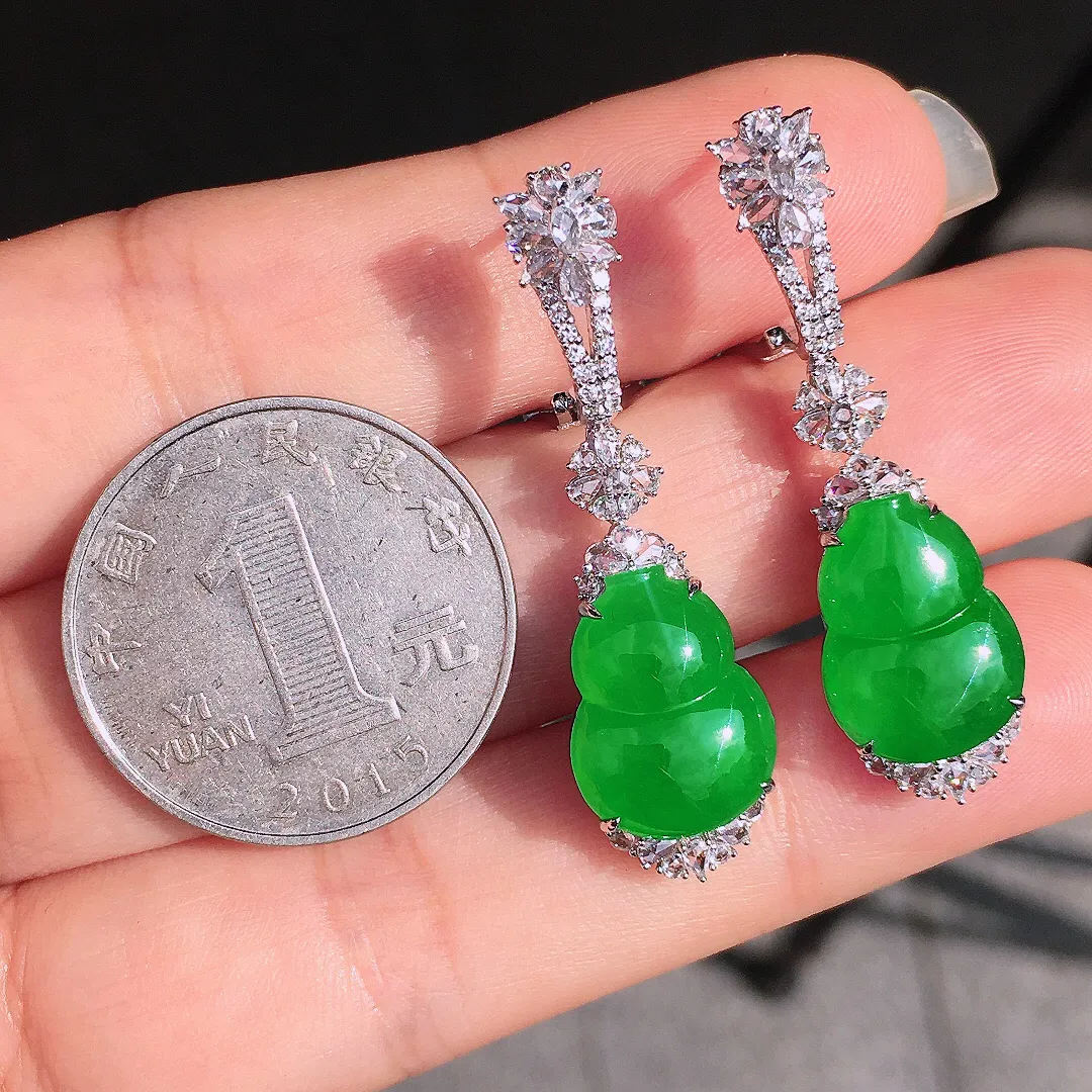 阳绿葫芦耳坠，色泽均匀艳丽，玉质细腻，荧光感超
强，饱满圆润，尽显优雅气质，18k
金豪华镶嵌