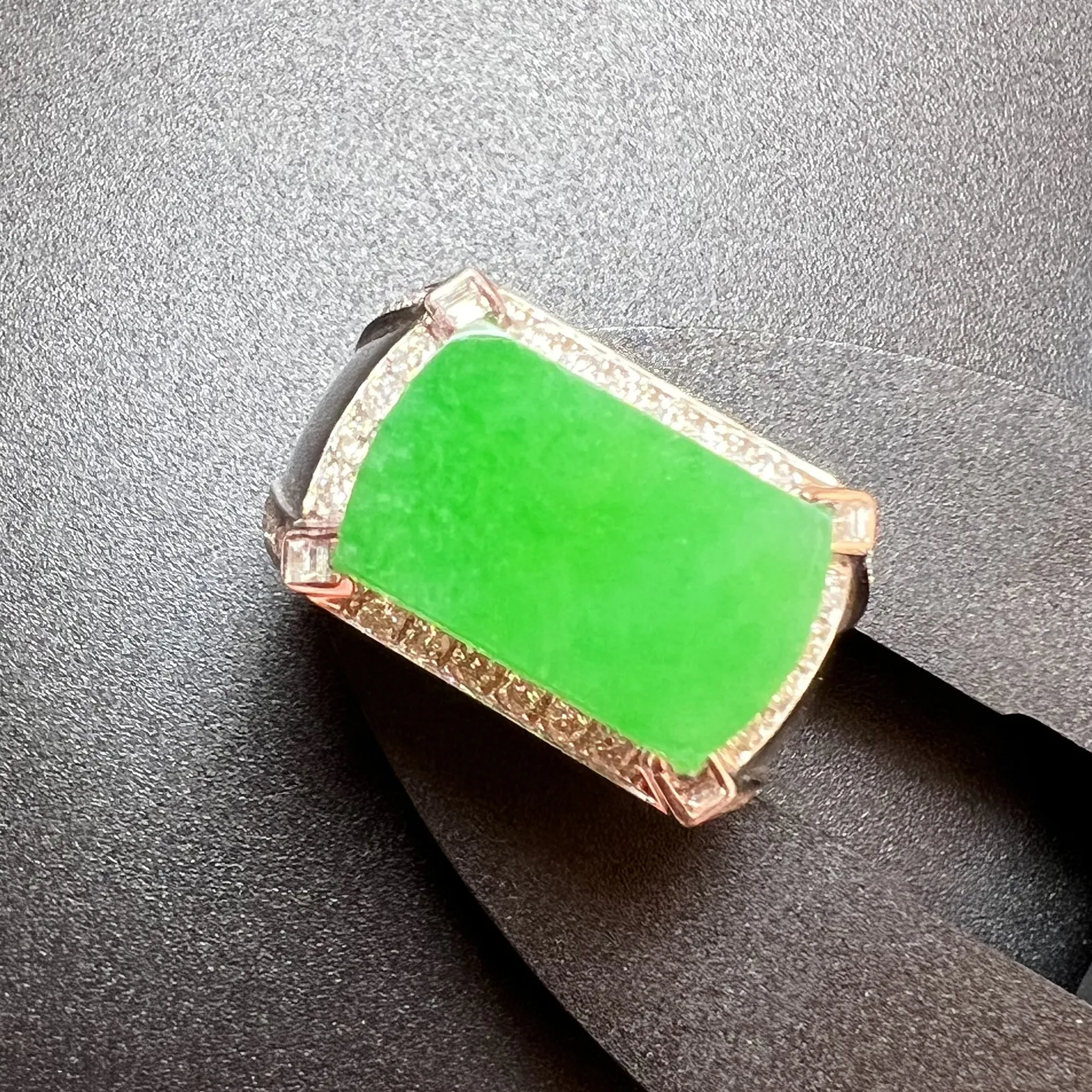 满绿男戒整体尺寸26.5*22.7*6.7裸石尺寸16.1*9.8*2.5